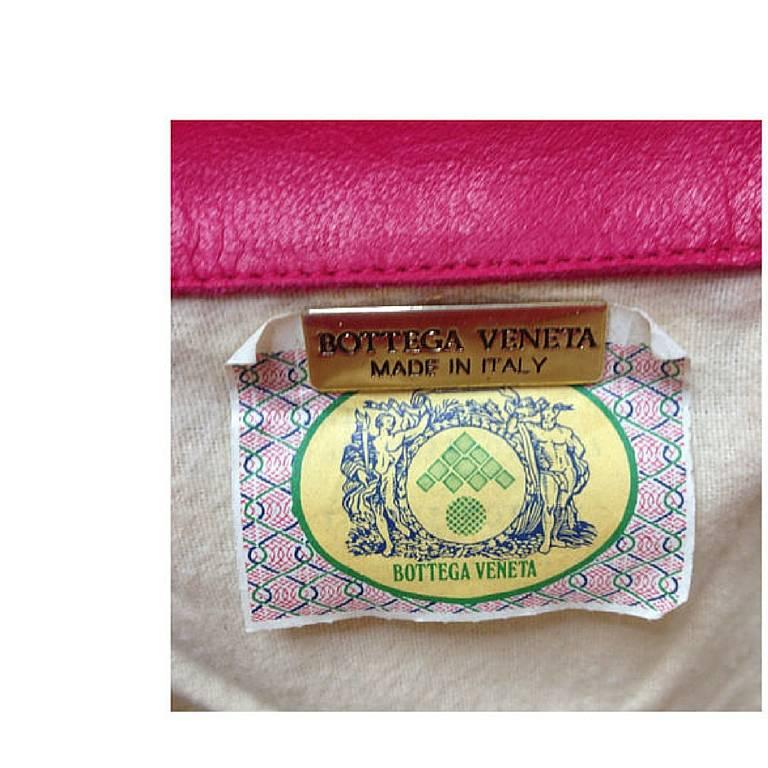 Vintage Bottega Veneta classic intrecciato woven leather handbag in hot pink. For Sale 1