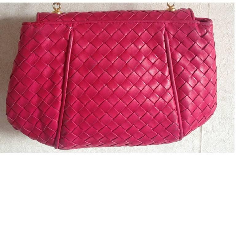 Vintage Bottega Veneta classic intrecciato woven leather handbag purse in hot pink with unique opening closure motif. One of a kind.

Bottega Veneta's iconic style intrecciato from approx late 80s to early 90s.
The intrecciato is now considered