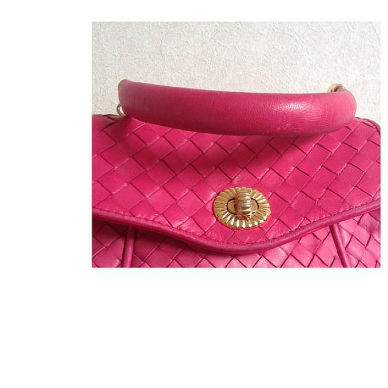 Red Vintage Bottega Veneta classic intrecciato woven leather handbag in hot pink. For Sale