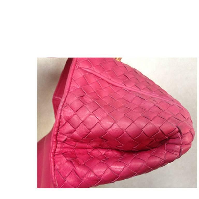 Women's Vintage Bottega Veneta classic intrecciato woven leather handbag in hot pink. For Sale