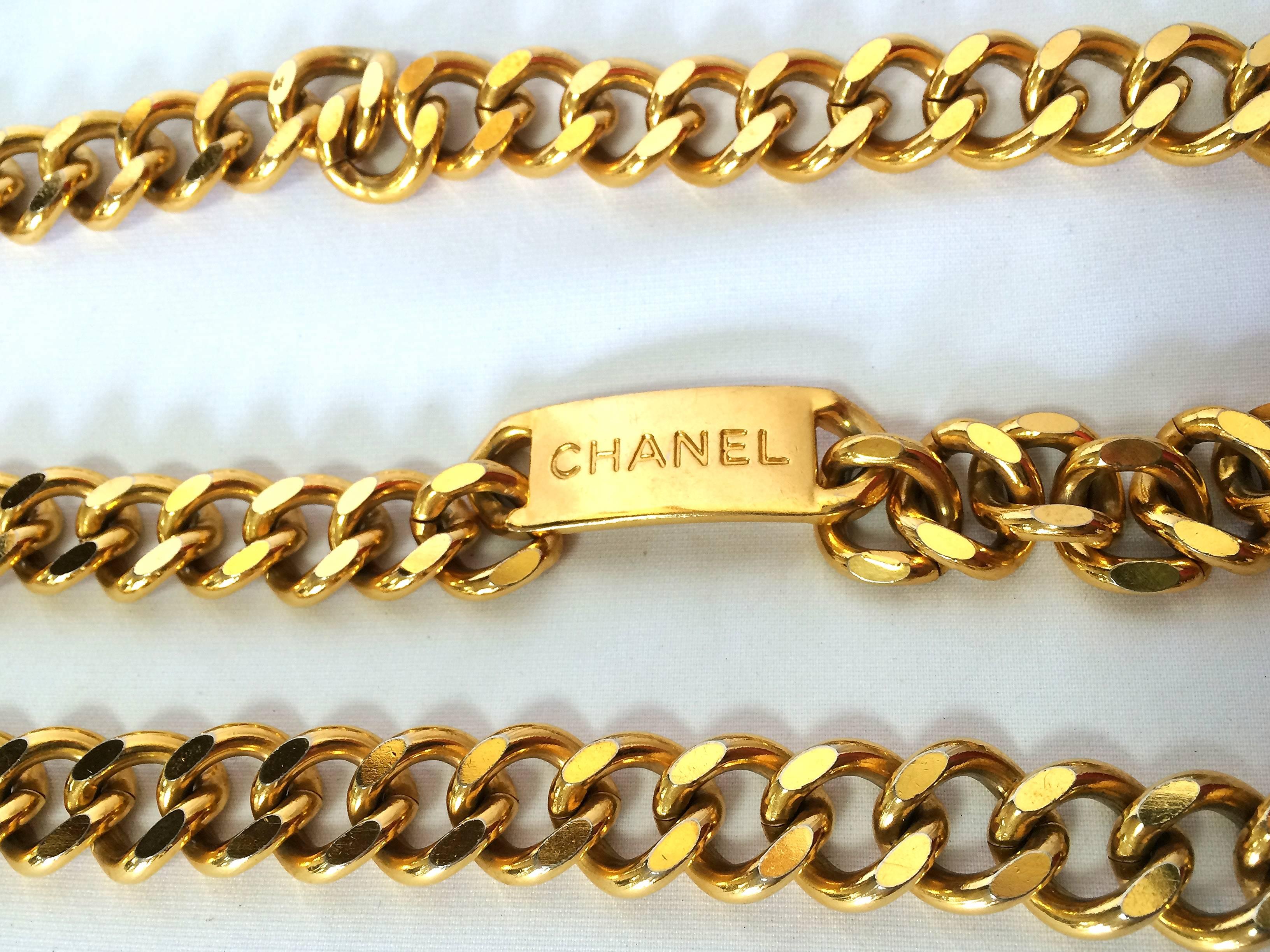 Vintage CHANEL golden thick chain belt with a golden CC charm and logo plate.  In Good Condition In Kashiwa, Chiba