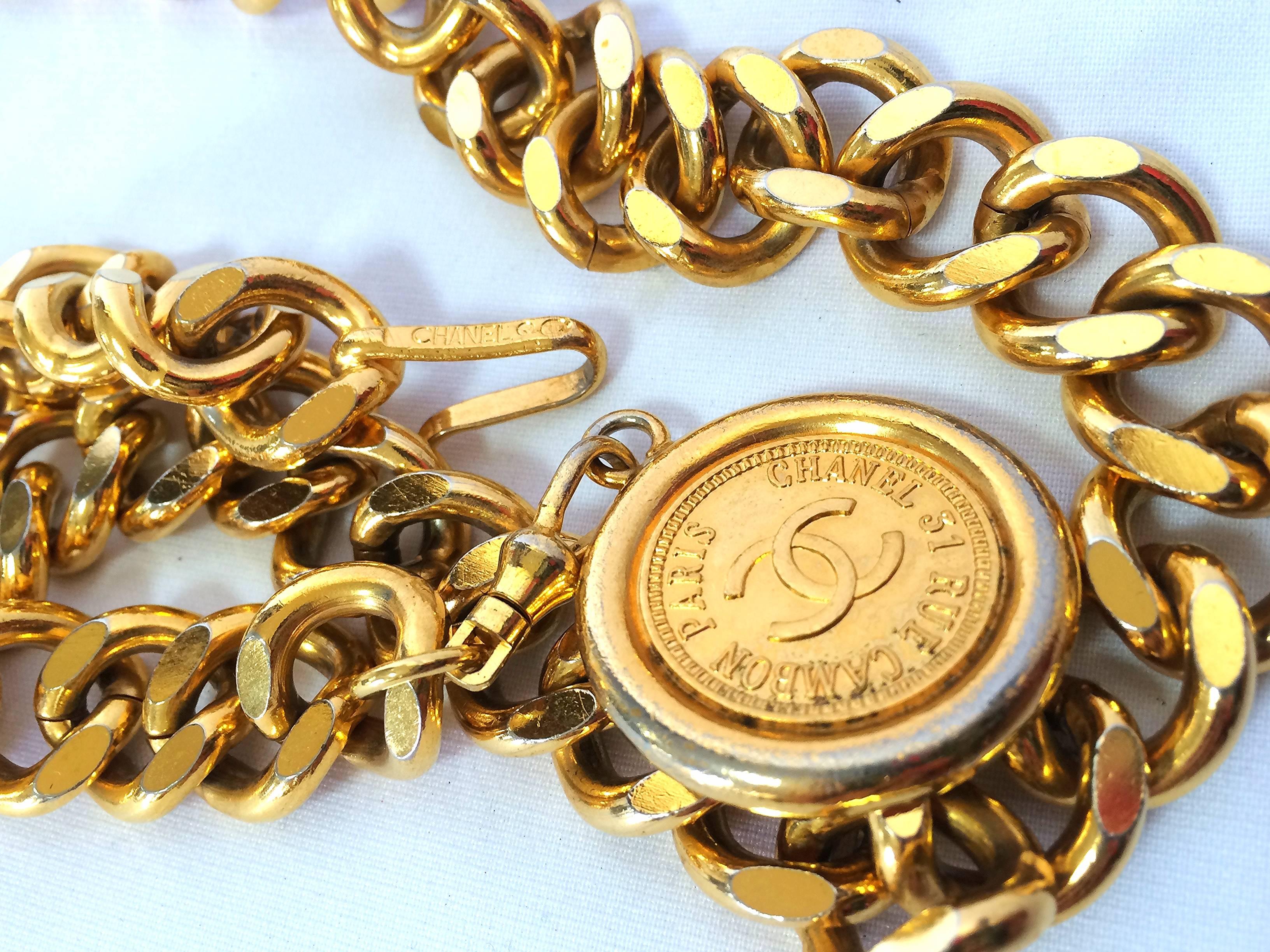 Beige Vintage CHANEL golden thick chain belt with a golden CC charm and logo plate. 