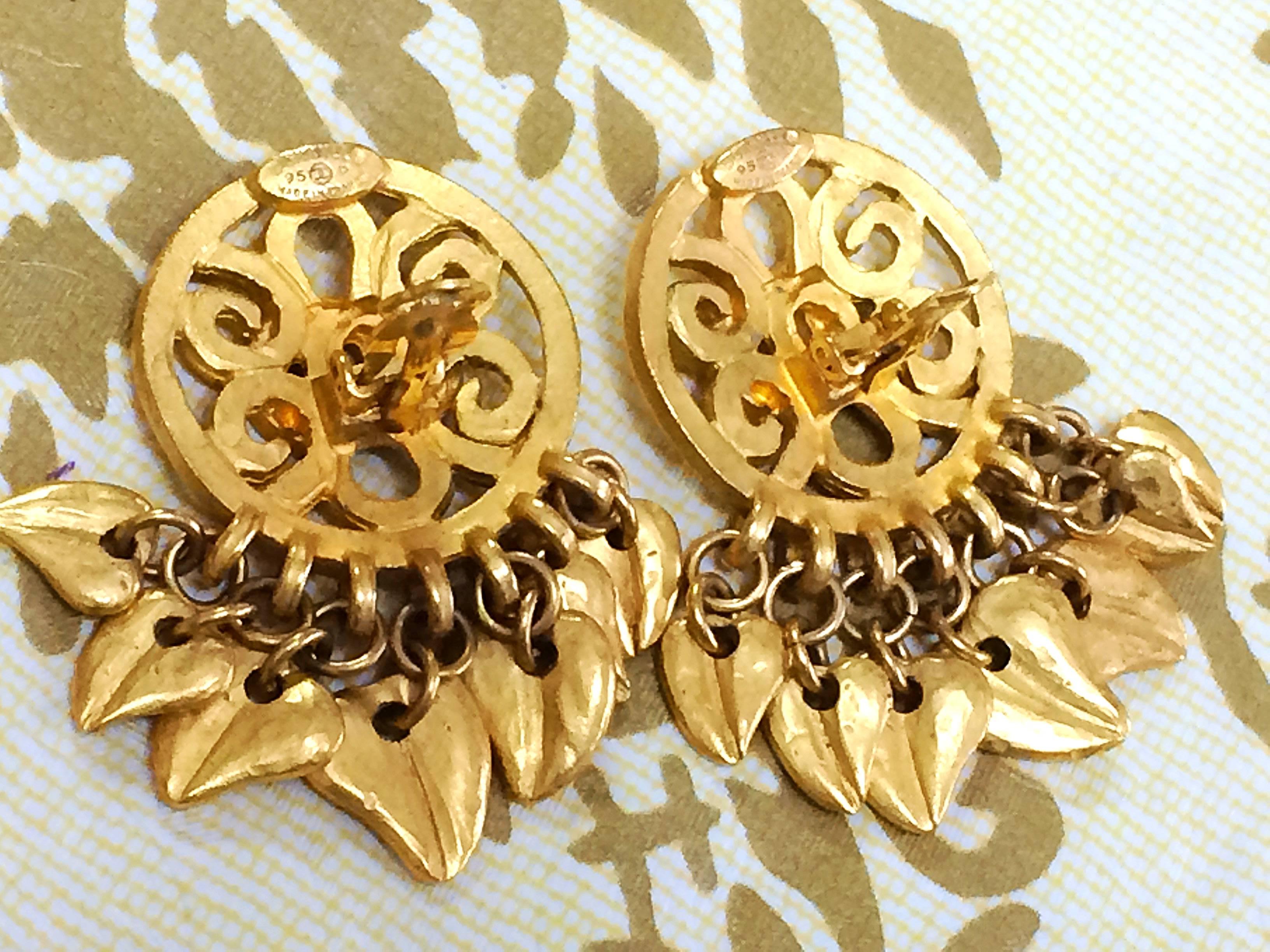 Vintage CHANEL round arabesque CC design golden earrings with dangling mini leaf In Good Condition In Kashiwa, Chiba