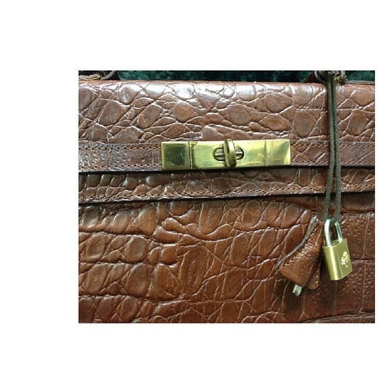 1990s. Vintage Mulberry croc embossed brown leather Kelly bag with keys and padlock. Roger Saul era. Rare masterpiece you must get.

Introducing another old sophisticated masterpiece from Mulberry in the Roger Saul era in the early 90s.

It has