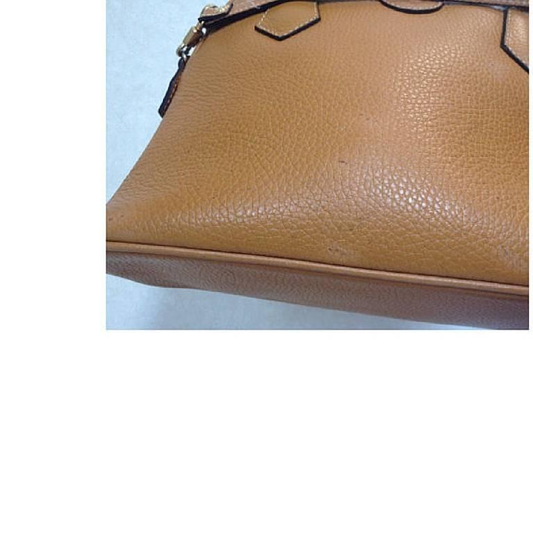 Vintage FENDI tanned brown leather bolide style bag with shoulder strap. In Good Condition For Sale In Kashiwa, Chiba