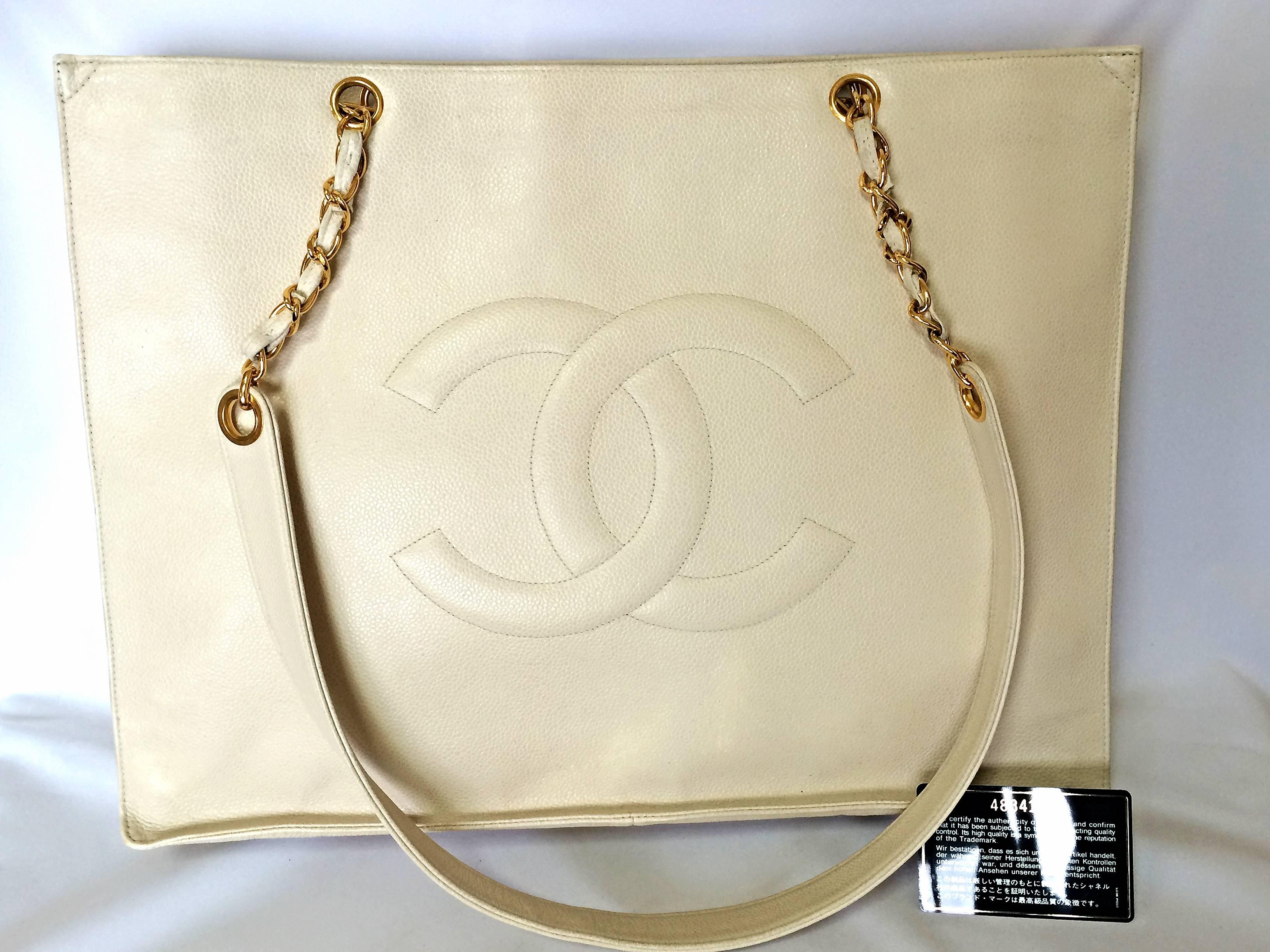 1990s. Vintage CHANEL ivory white color caviar leather large tote bag, shopper with gold-tone chains and large CC stitch mark. Perfect daily bag.

Vintage CHANEL ivory white color caviar leather chain shoulder large tote bag with gold-tone chain