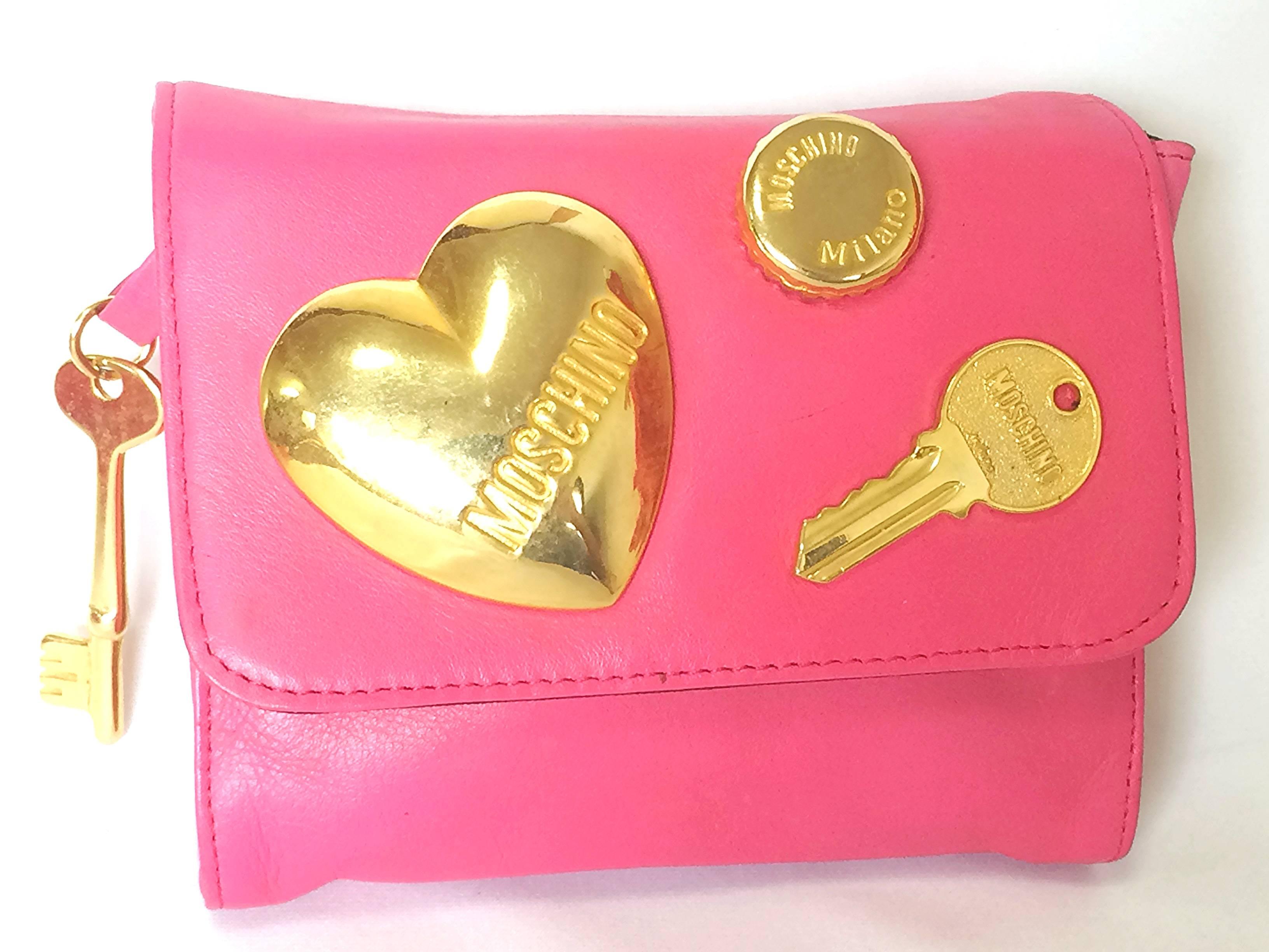 1990s. Vintage MOSCHINO pink leather waist purse, fanny bag, clutch bag with large golden heart and key motifs. So chic and mod.

This is a vintage MOSCHINO, cute shape waist purse/fanny pack with a matching belt with golden large heart motif, key