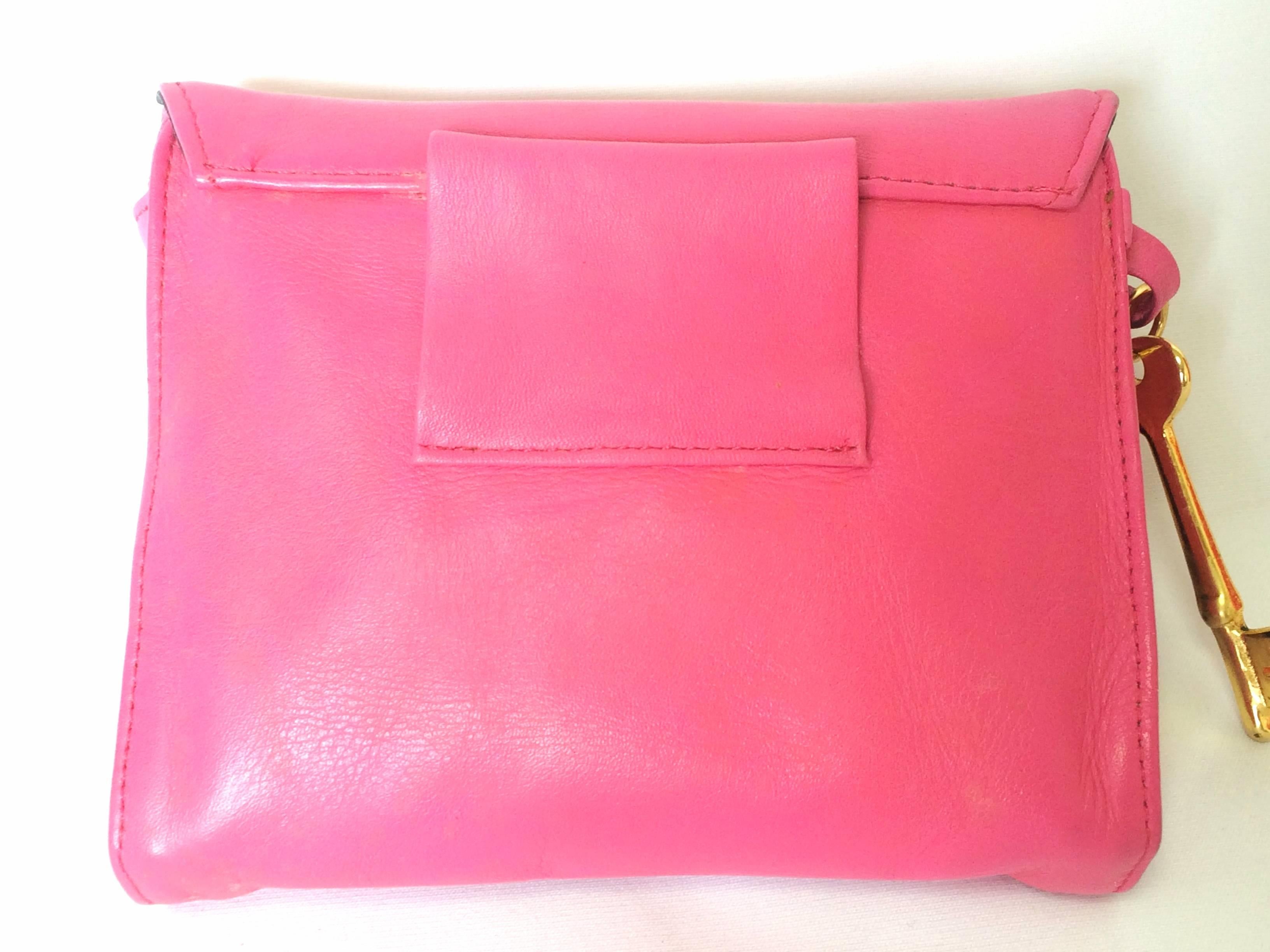 Vintage MOSCHINO pink leather waist purse, fanny bag, clutch, pouch with motifs  In Excellent Condition For Sale In Kashiwa, Chiba