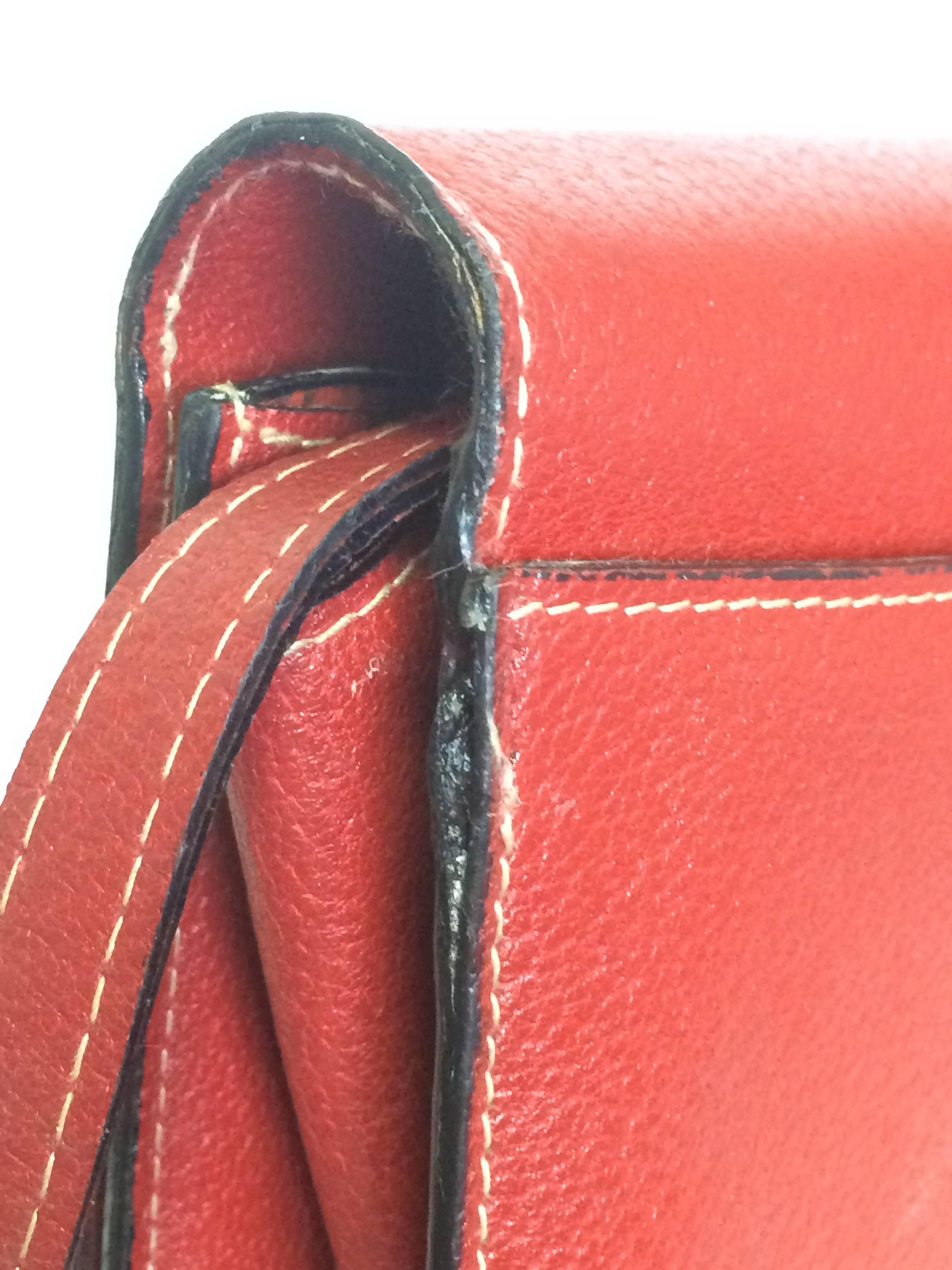 Vintage Valentino Garavani red pigskin shoulder clutch bag with logo stitch mark In Good Condition For Sale In Kashiwa, Chiba