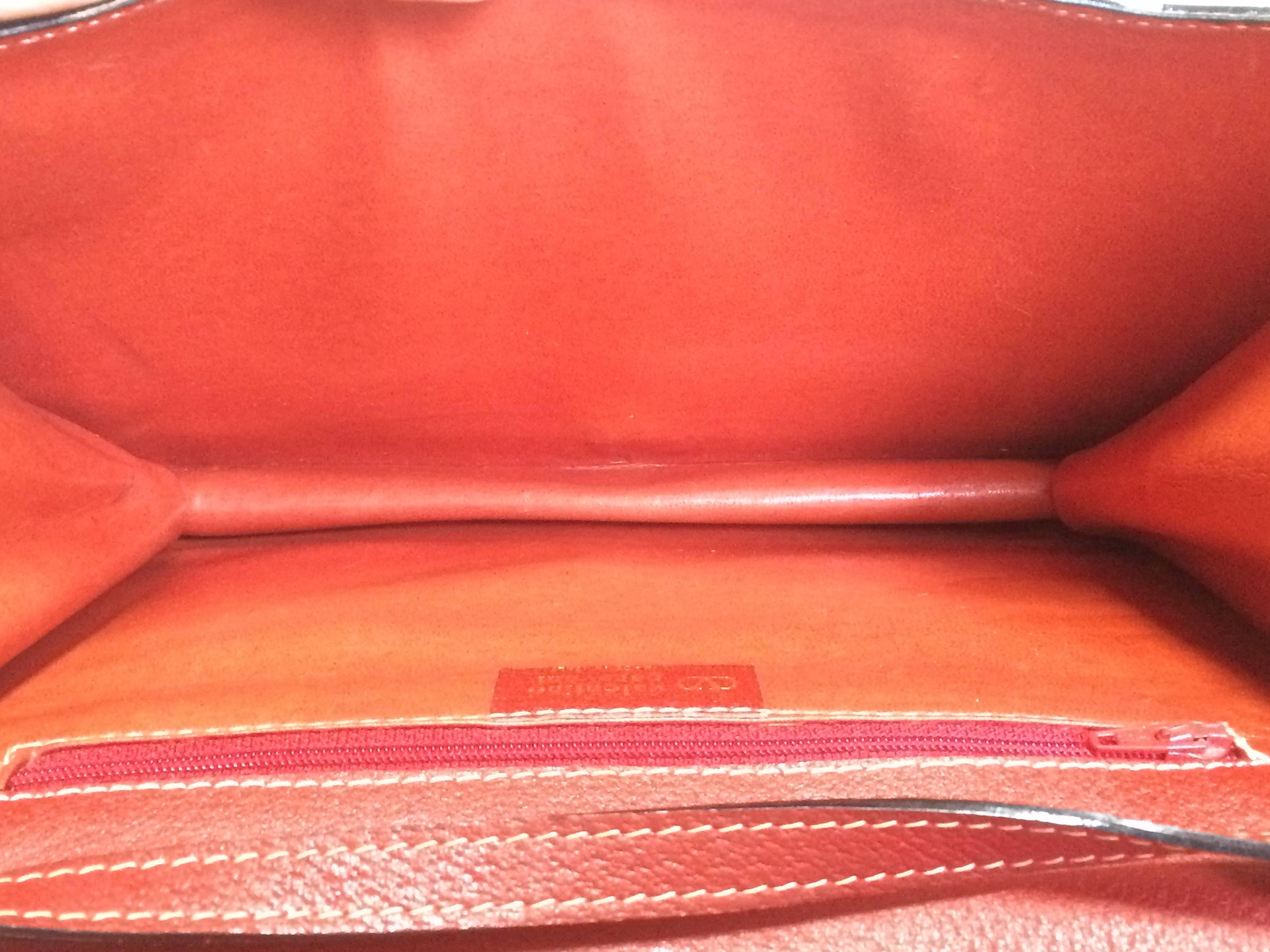 Women's Vintage Valentino Garavani red pigskin shoulder clutch bag with logo stitch mark For Sale
