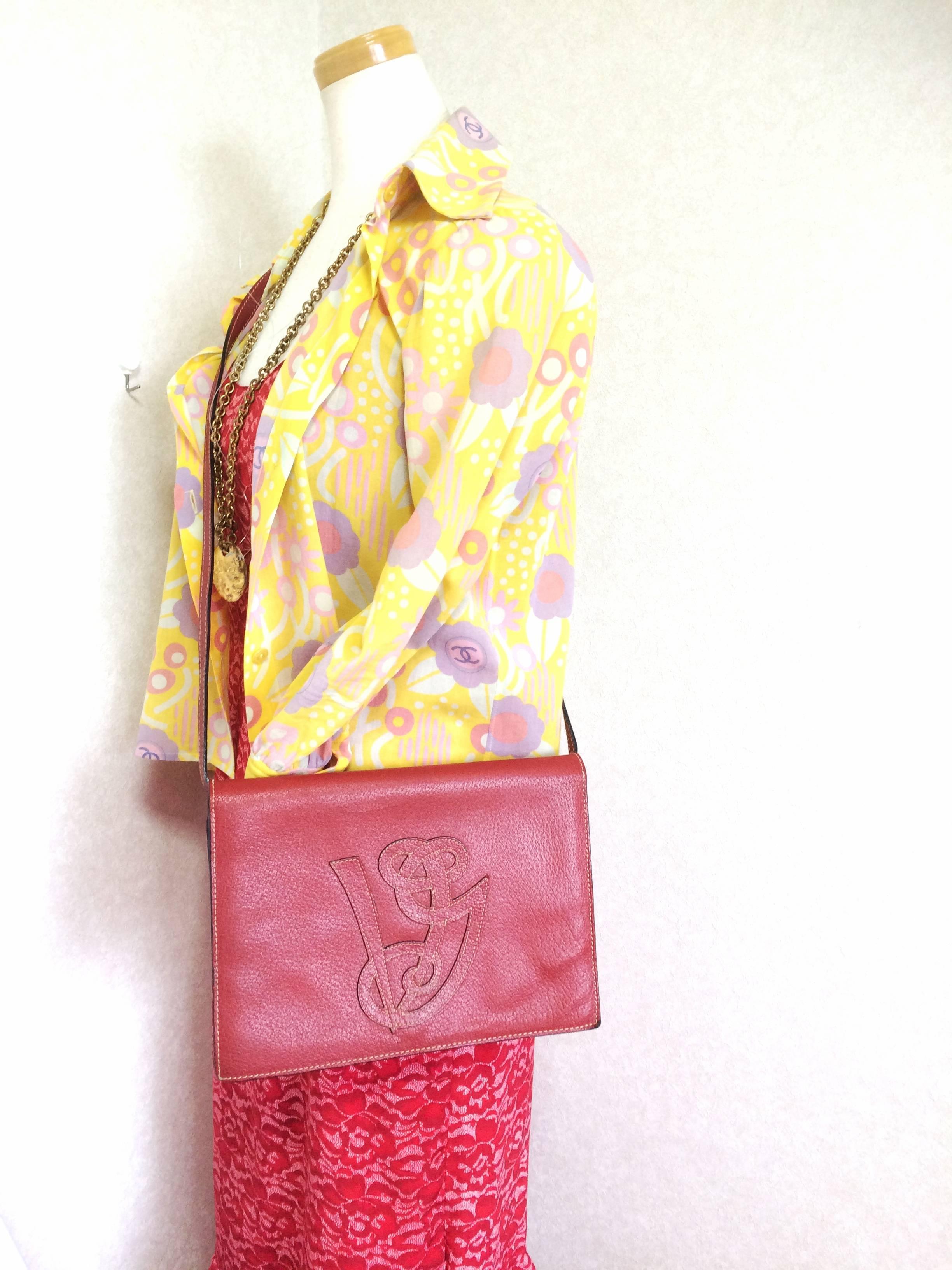 Vintage Valentino Garavani red pigskin shoulder clutch bag with logo stitch mark For Sale 2