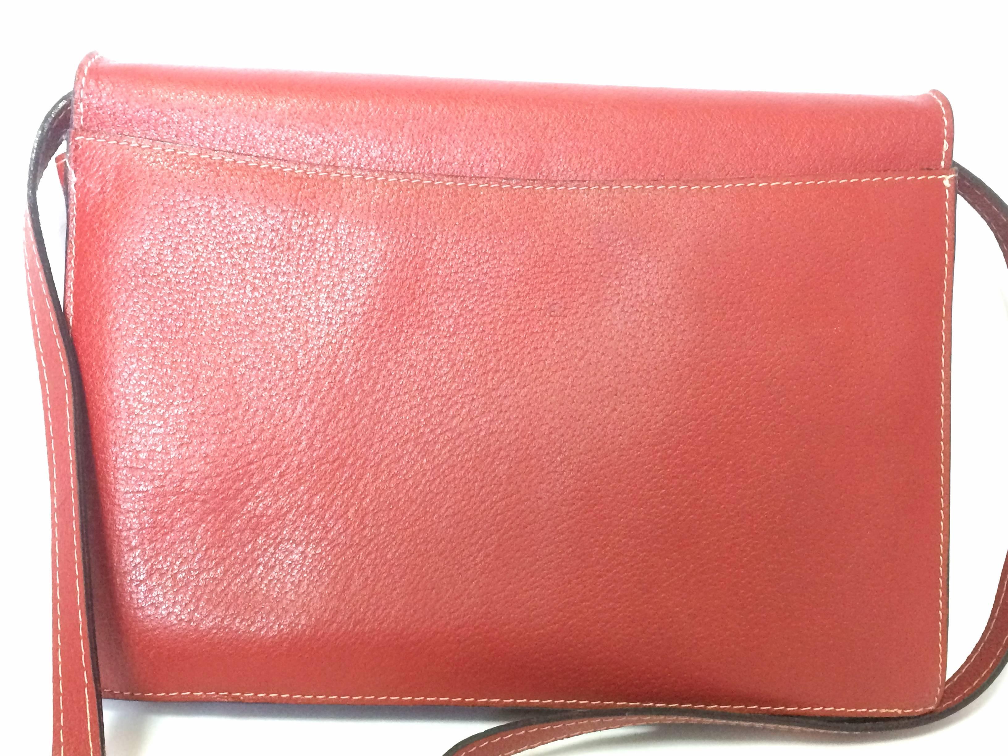 1980s. Vintage Valentino Garavani red pigskin shoulder clutch bag with unique logo stitch mark.

This is a vintage Valentino Garavani red pigskin leather back in the era.
Classic style that fits any occasions.
Featuring a unique logo stitch mark
