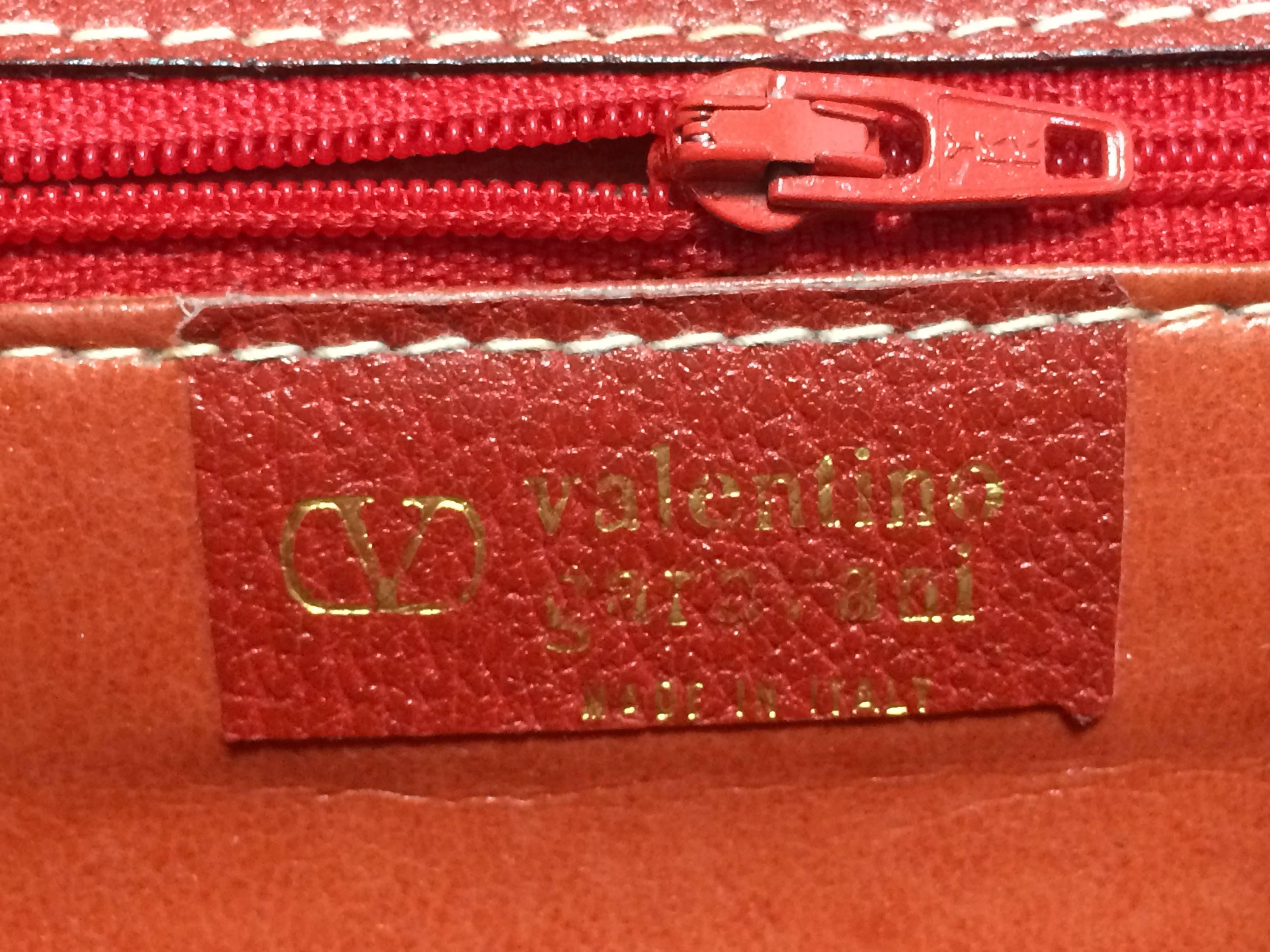 Vintage Valentino Garavani red pigskin shoulder clutch bag with logo stitch mark For Sale 1