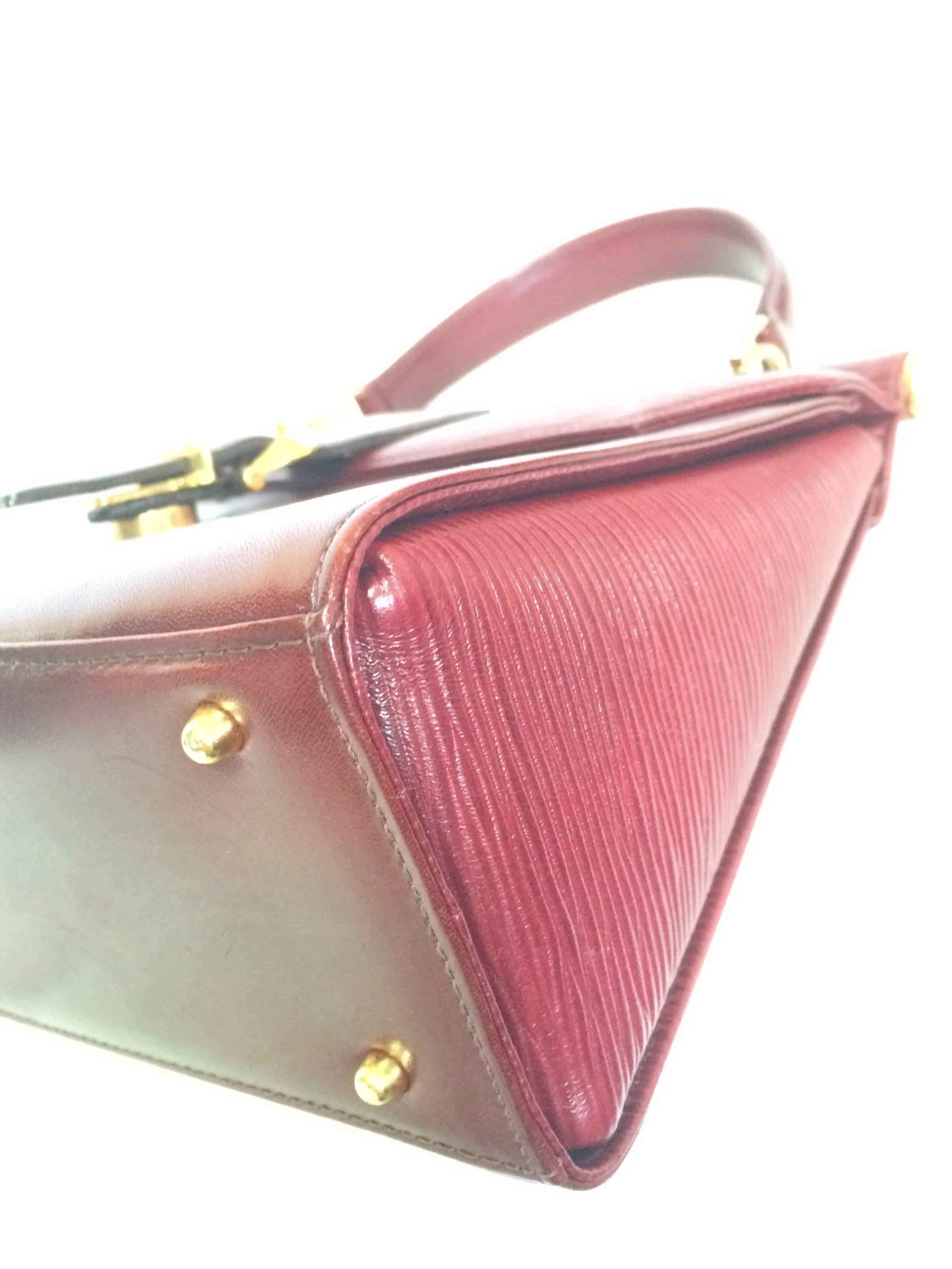 Vintage Valentino Garavani wine epi and smooth leather handbag with buckle flap. In Excellent Condition In Kashiwa, Chiba