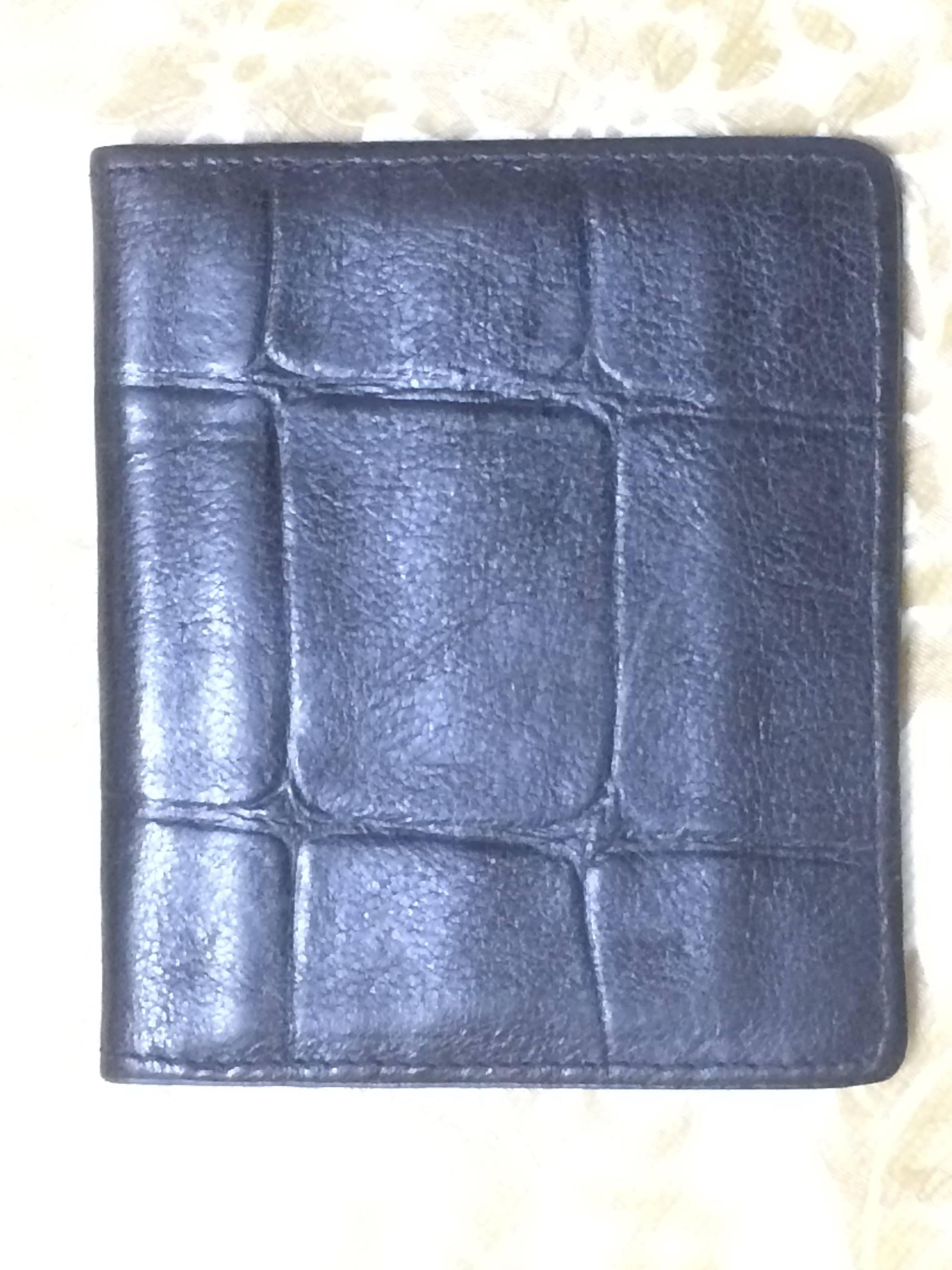1990s. Vintage Mulberry croc embossed black leather card case, bill case with gold logo print. Unisex use. Casual and business.Roger Saul era.

Introducing one of the most classic vintage items from Mulberry back in the Roger Saul era.
Black