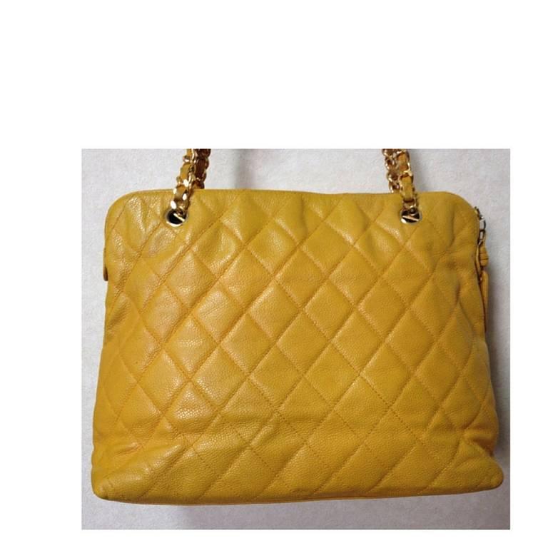 Vintage Chanel yellow caviar leather chain shoulder tote bag with golden CC. In Good Condition For Sale In Kashiwa, Chiba