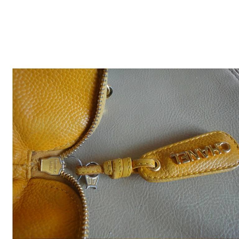 Vintage Chanel yellow caviar leather chain shoulder tote bag with golden CC. For Sale 3