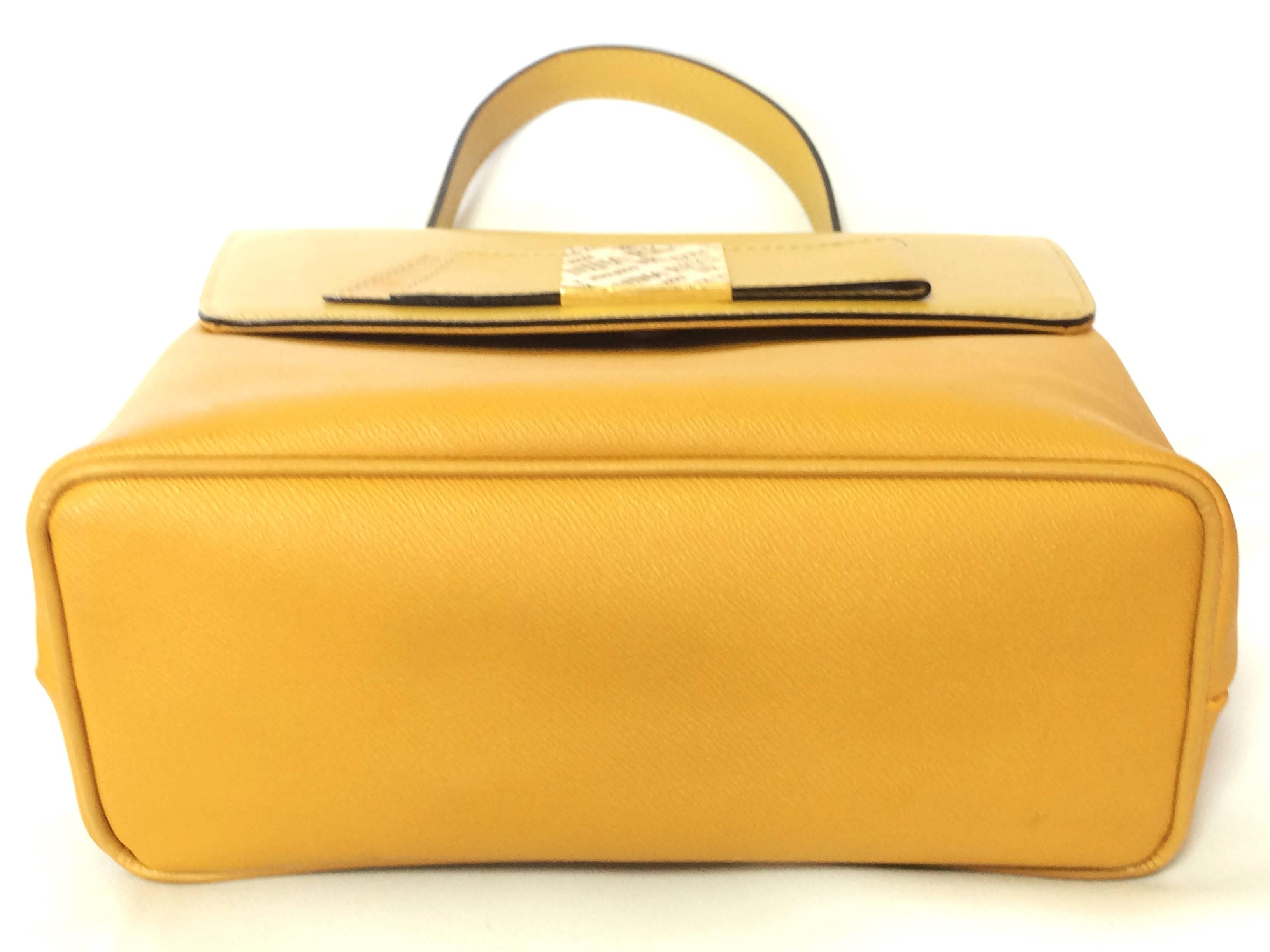 MINT. Vintage Nina Ricci yellow leather handbag purse with shoulder strap. In Excellent Condition In Kashiwa, Chiba