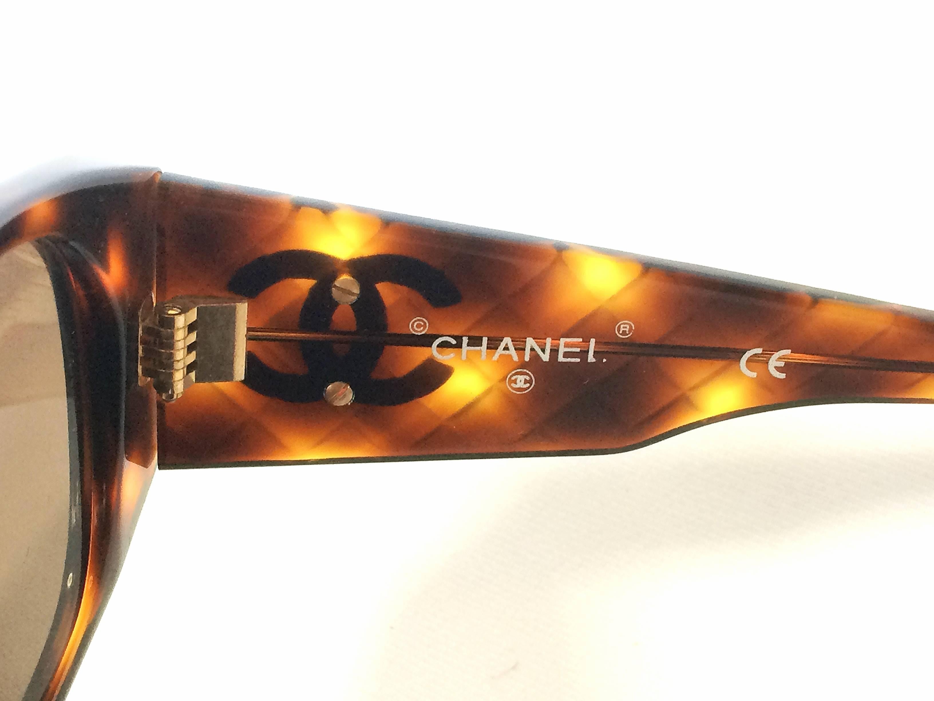 Vintage CHANEL brown frame sunglasses with large CC charms at sides. mod In Excellent Condition In Kashiwa, Chiba