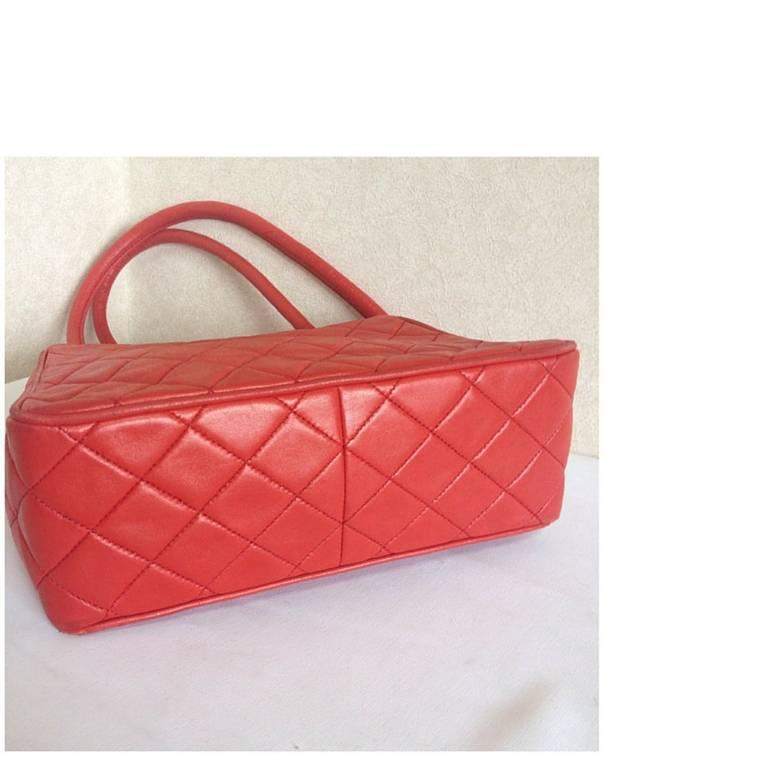 Red Vintage CHANEL lipstick red lamb leather shoulder bag with leather strap and cc.