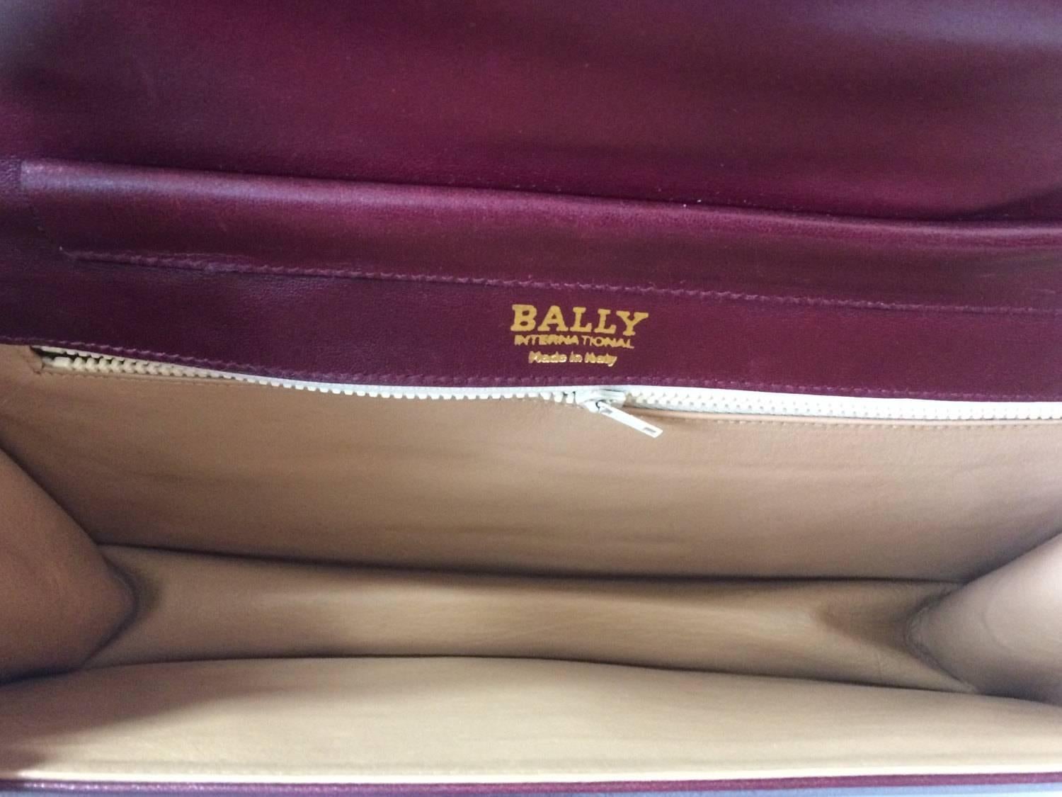 Vintage Bally wine leather clutch bag, party and classic purse with golden logo. In Good Condition For Sale In Kashiwa, Chiba