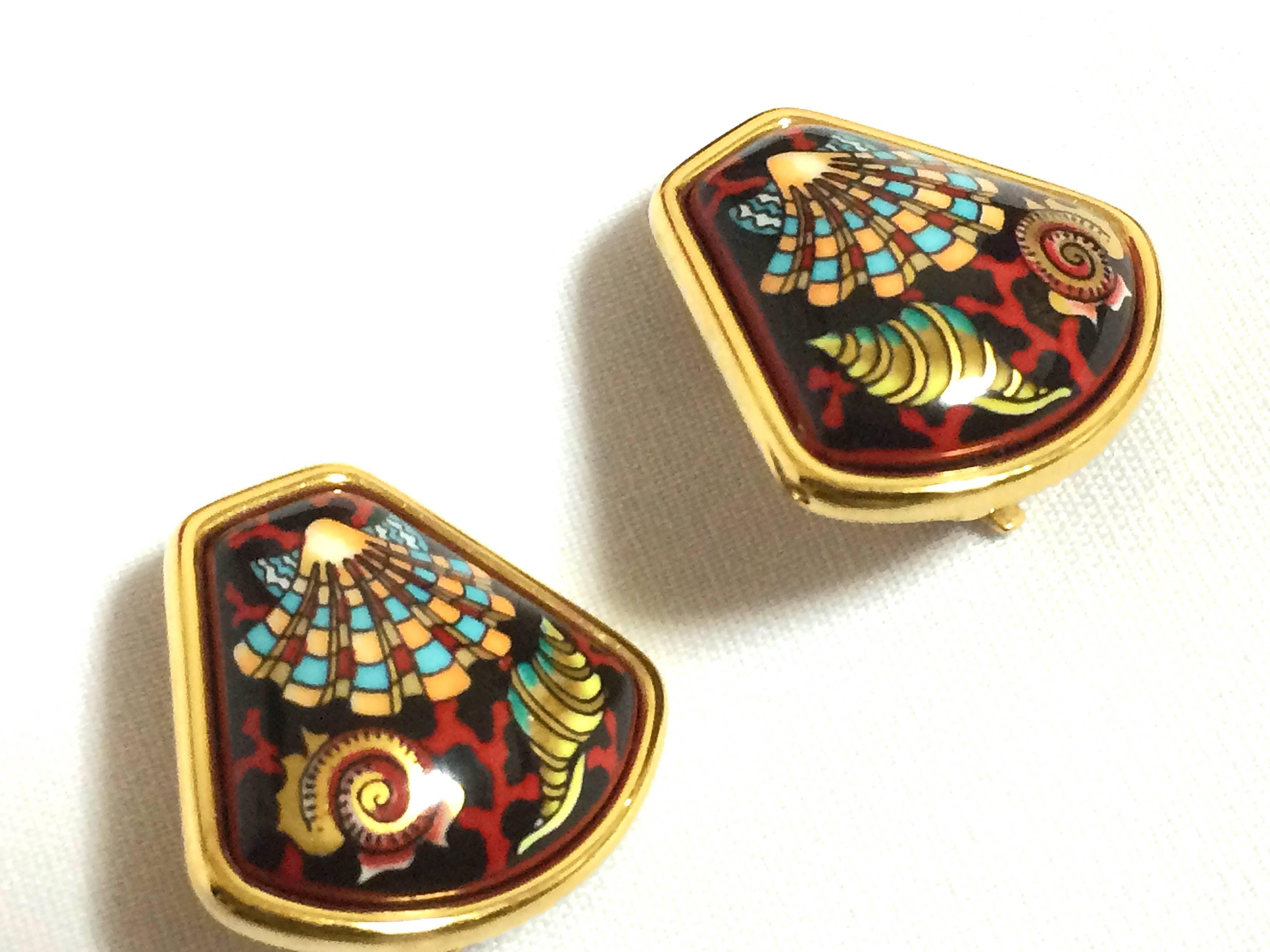 Vintage Hermes cloisonne enamel golden earrings with black ocean, red, blue etc In Excellent Condition In Kashiwa, Chiba