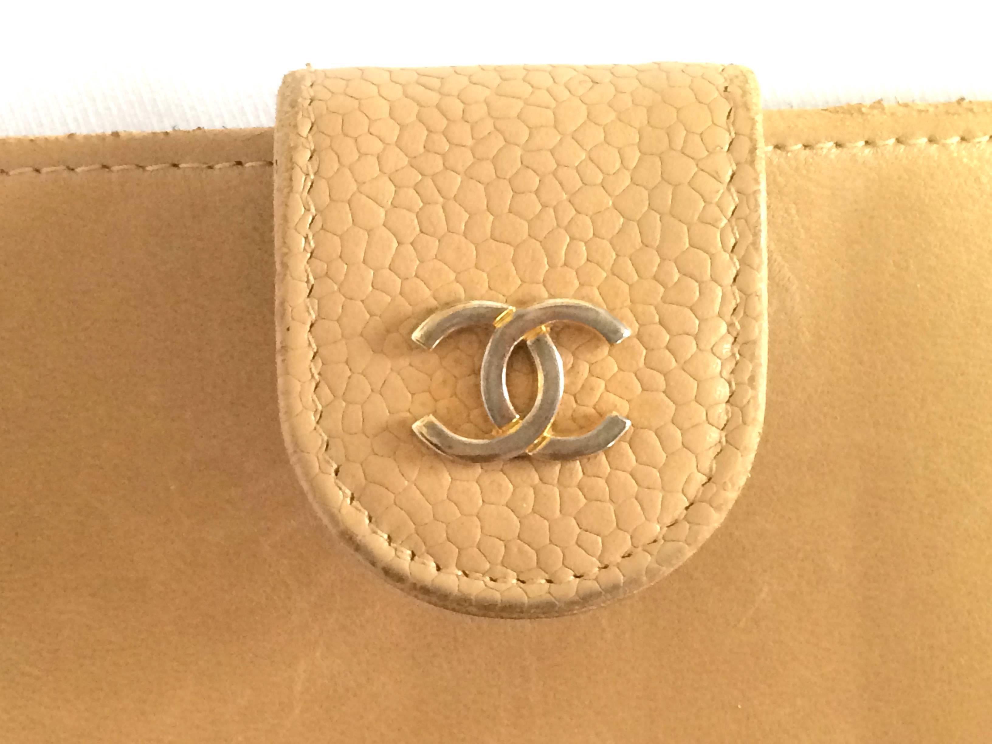 Vintage CHANEL beige caviar wallet with gold tone CC motif. Classic purse. In Good Condition For Sale In Kashiwa, Chiba