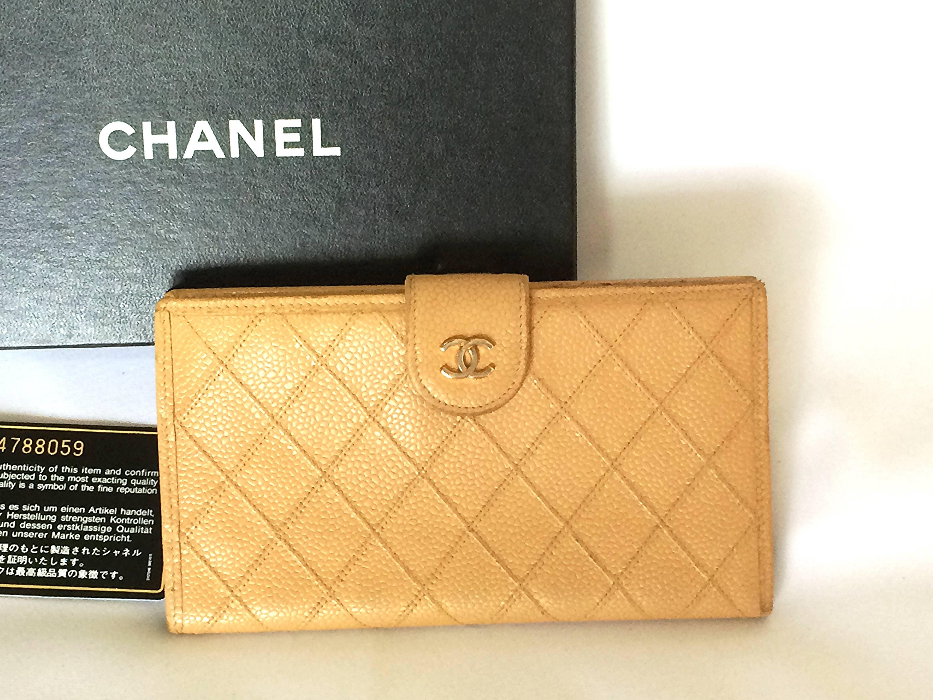 Vintage CHANEL beige caviar wallet with gold tone CC motif. Classic purse. For Sale 3