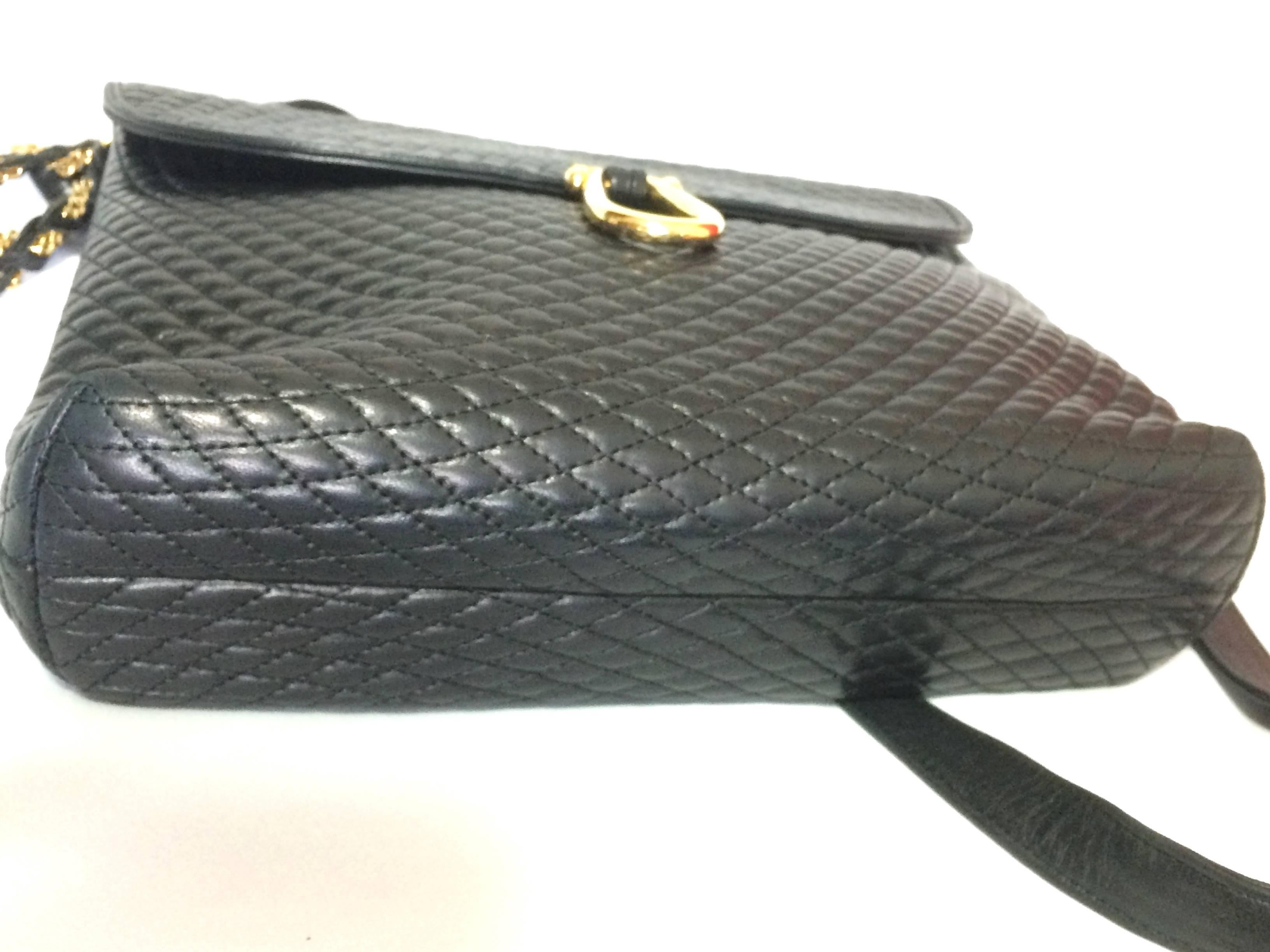 Vintage Bally classic black quilted leather shoulder bag with golden chain strap In Good Condition In Kashiwa, Chiba