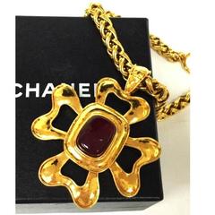 90s. Vintage CHANEL red gripoix large flower motif statement necklace. Gorgeous