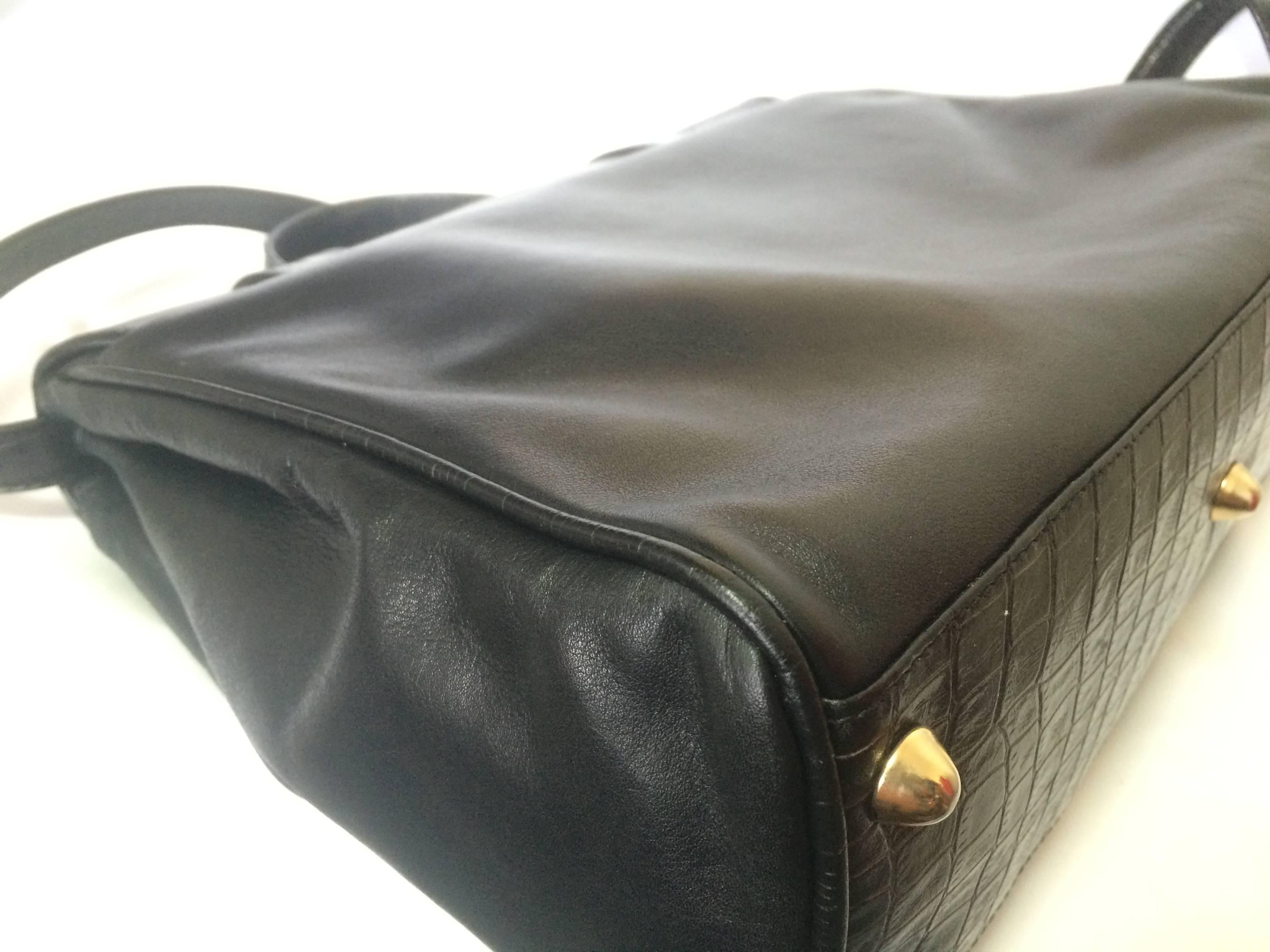 Vintage FENDI genuine black leather kelly style shoulder bag with croc-embossed  In Good Condition In Kashiwa, Chiba