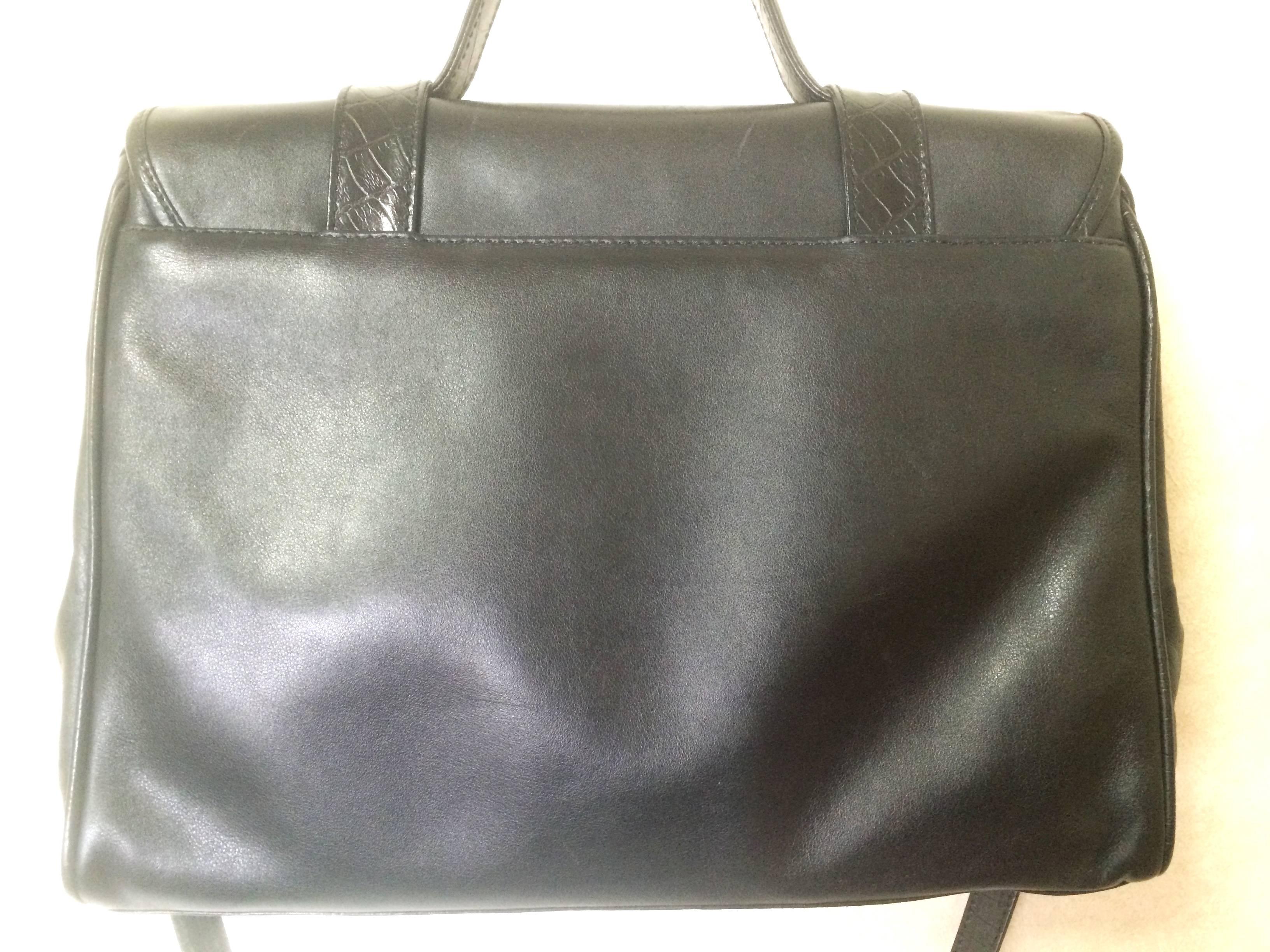 1990s. Vintage FENDI genuine black leather kelly style shoulder bag with croc-embossed leather and FF logo. Rare masterpiece.

Introducing another masterpiece leather bag from FENDI in kelly shape from the old era.
Combination of nappa leather