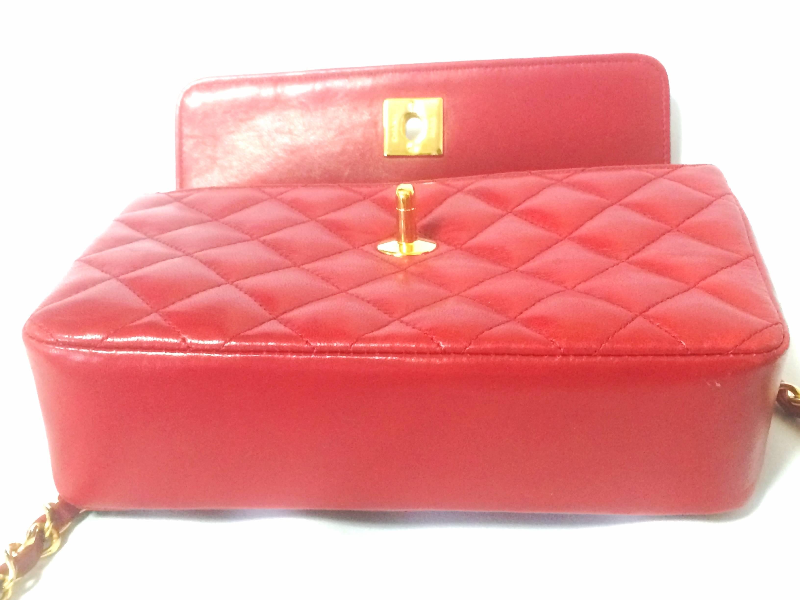 Vintage CHANEL classic mini flap 2.55 shoulder bag in lipstick red lambskin. In Excellent Condition For Sale In Kashiwa, Chiba
