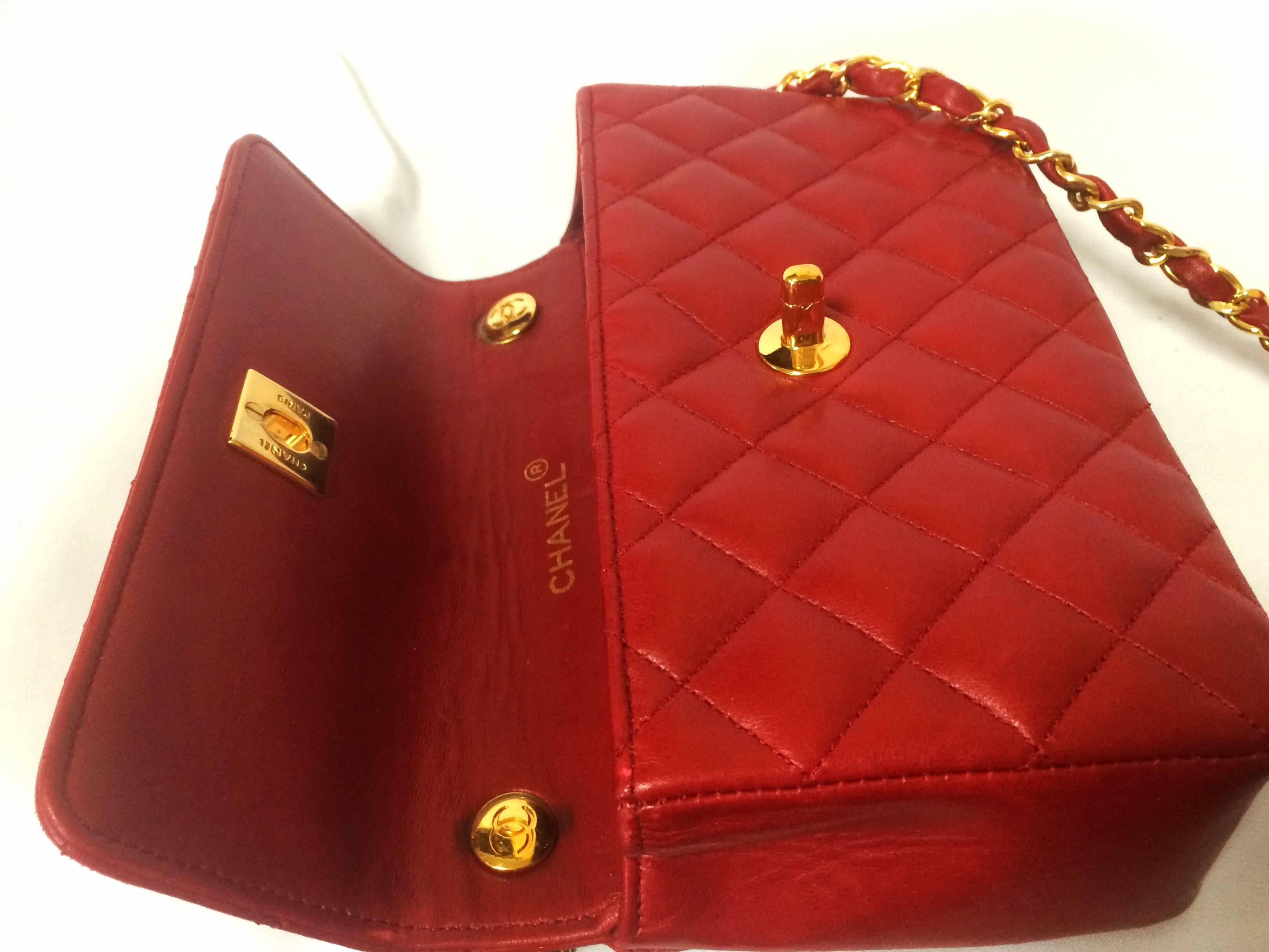 Women's Vintage CHANEL classic mini flap 2.55 shoulder bag in lipstick red lambskin. For Sale