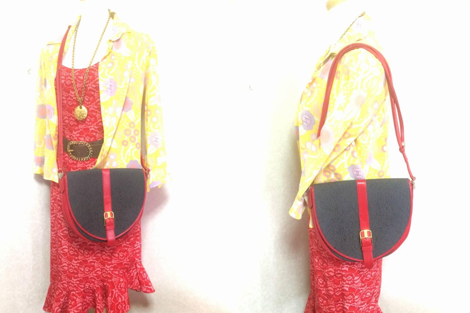 Vintage Yves Saint Laurent oval navy shoulder bag with red shoulder straps. For Sale 2