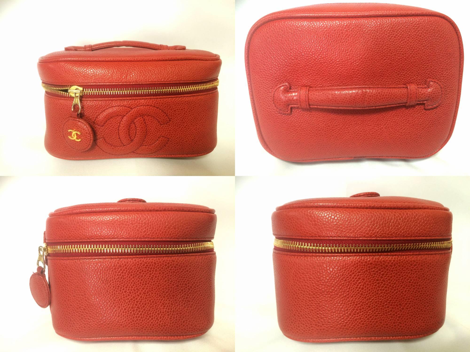 Vintage CHANEL lipstick red caviar cosmetic and toiletry pouch. Classic. In Good Condition In Kashiwa, Chiba