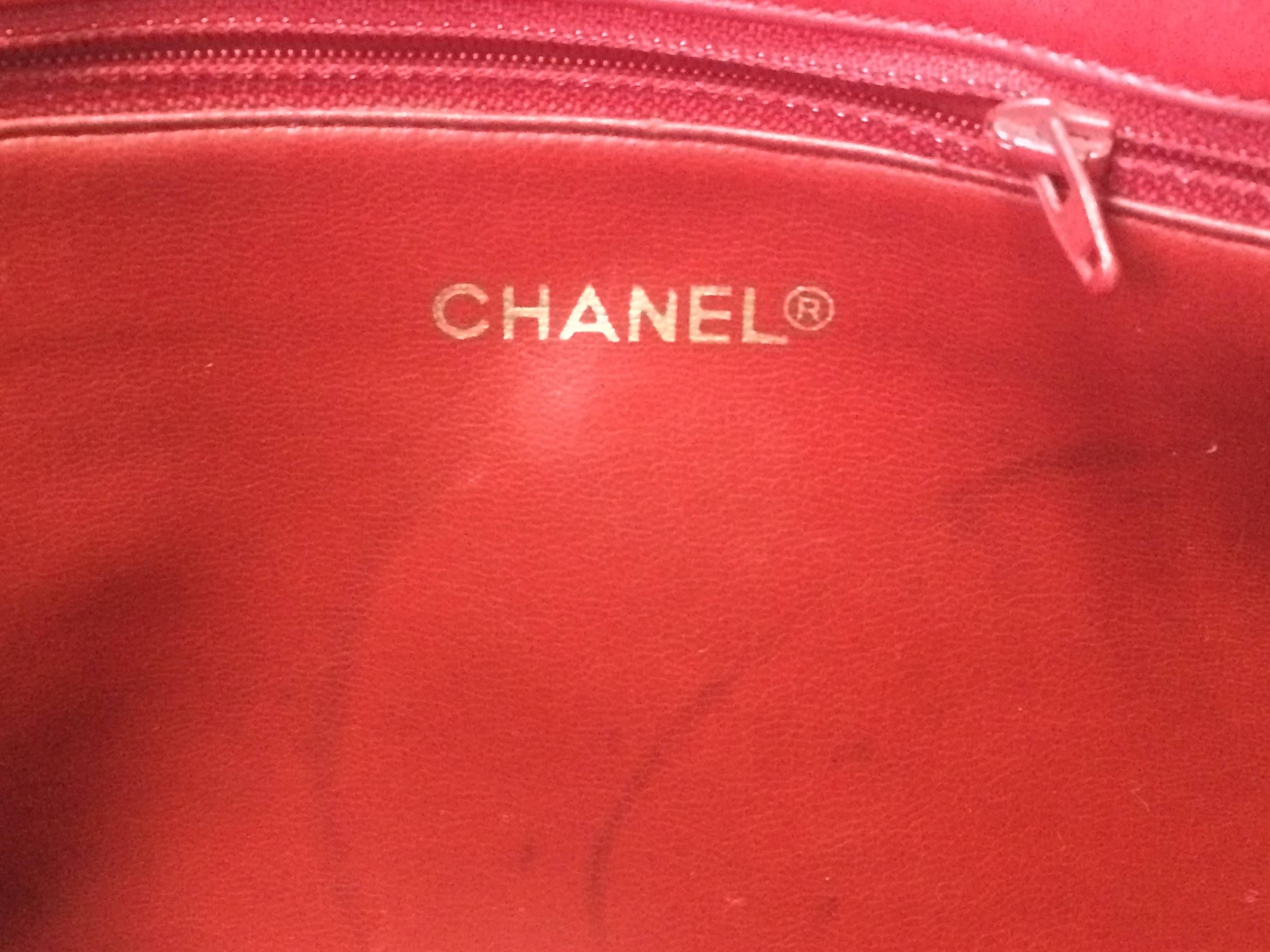 Vintage CHANEL classic tote bag in red leather with golden chain and navy straps For Sale 2