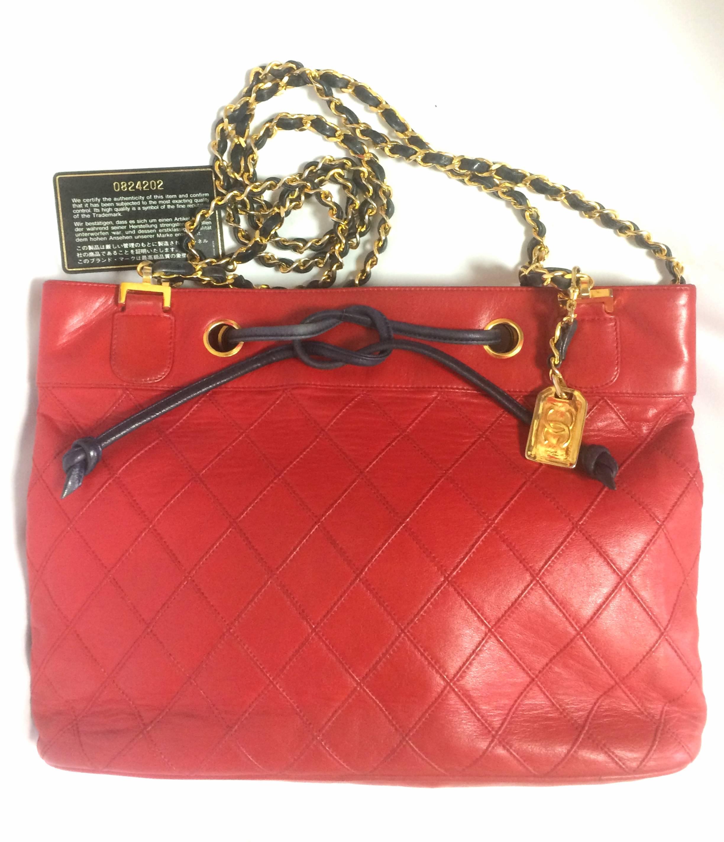 Vintage CHANEL classic tote bag in red leather with golden chain and navy straps For Sale 5