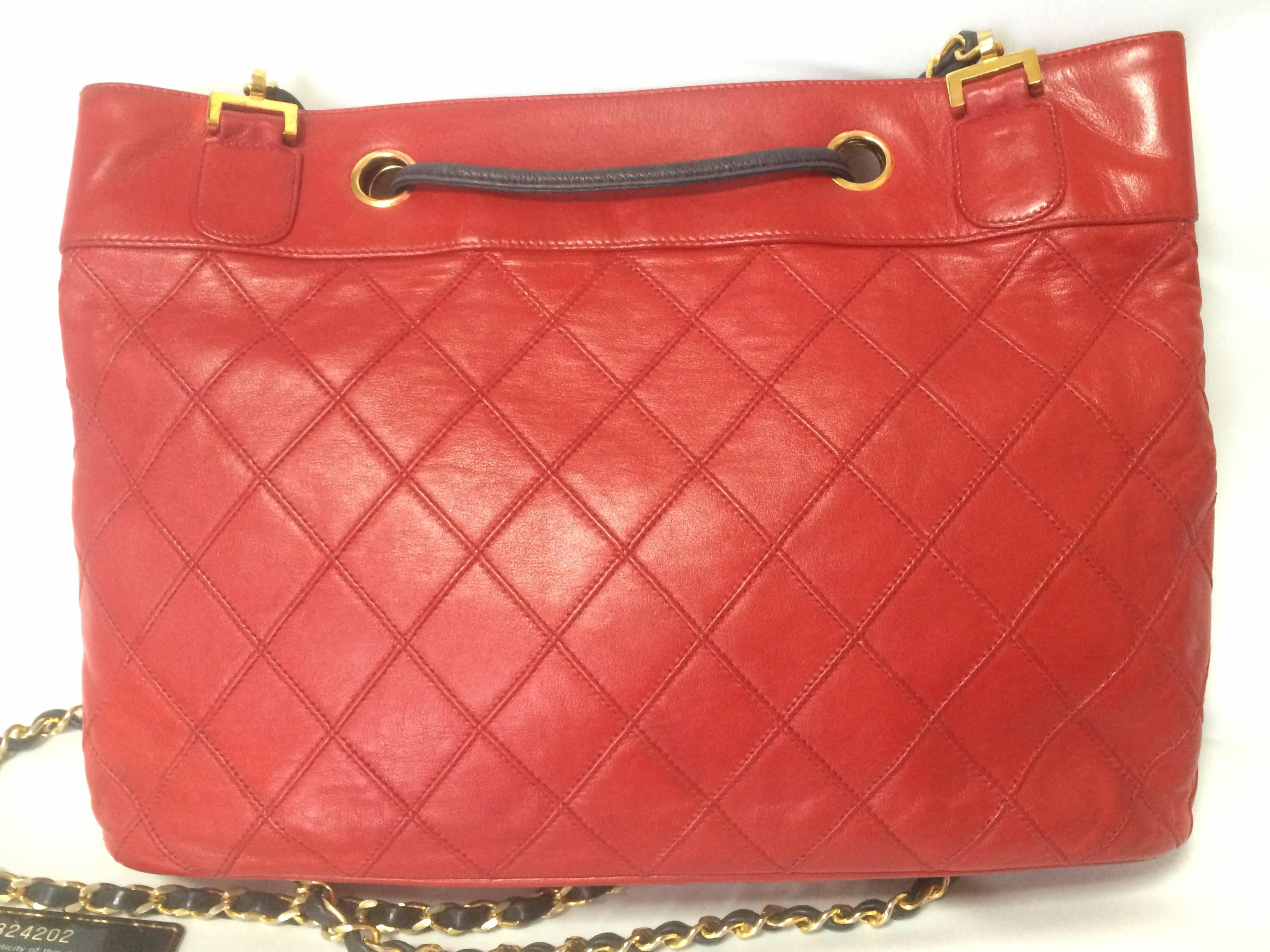 Red Vintage CHANEL classic tote bag in red leather with golden chain and navy straps For Sale