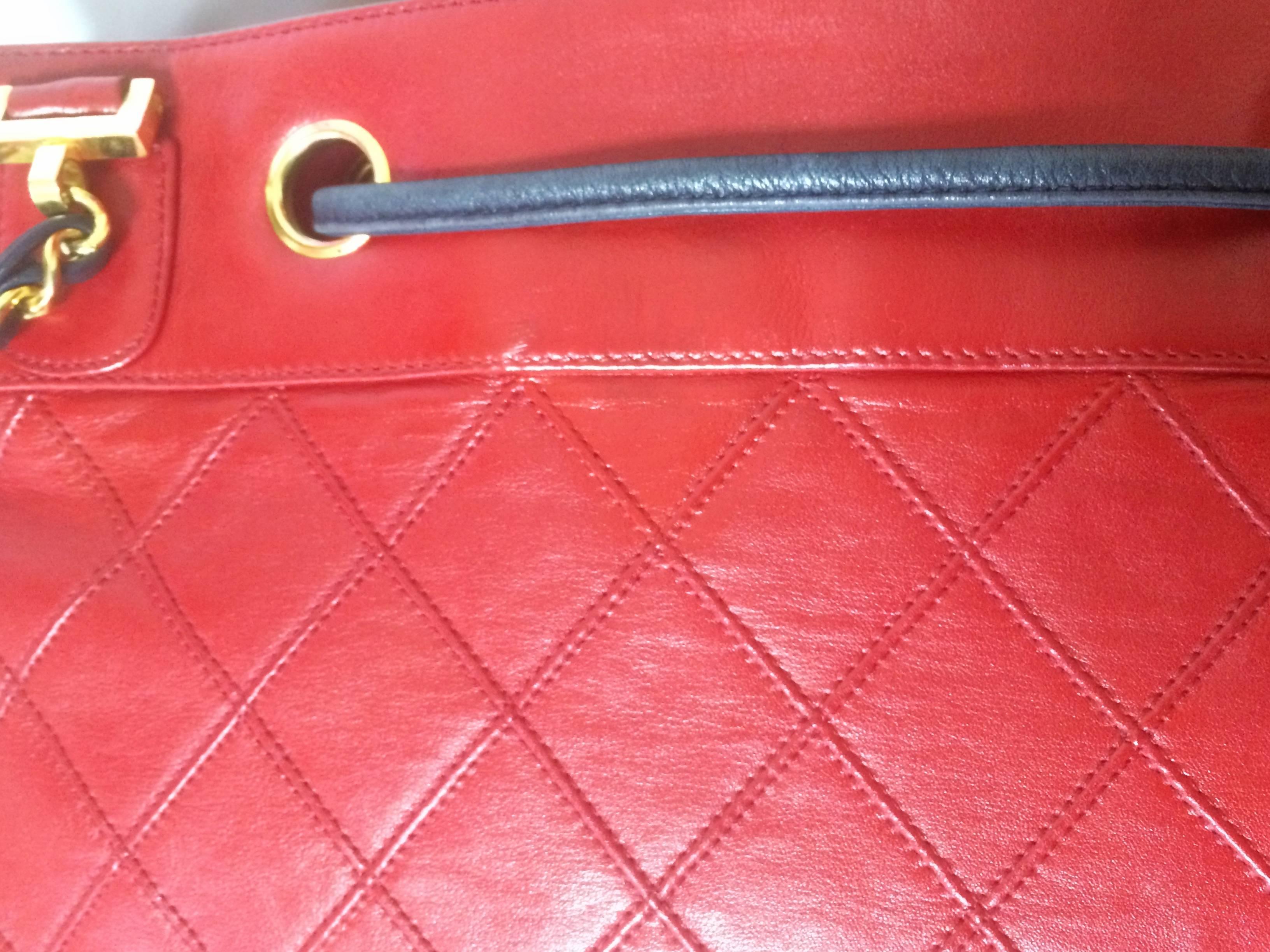 Vintage CHANEL classic tote bag in red leather with golden chain and navy straps In Good Condition For Sale In Kashiwa, Chiba