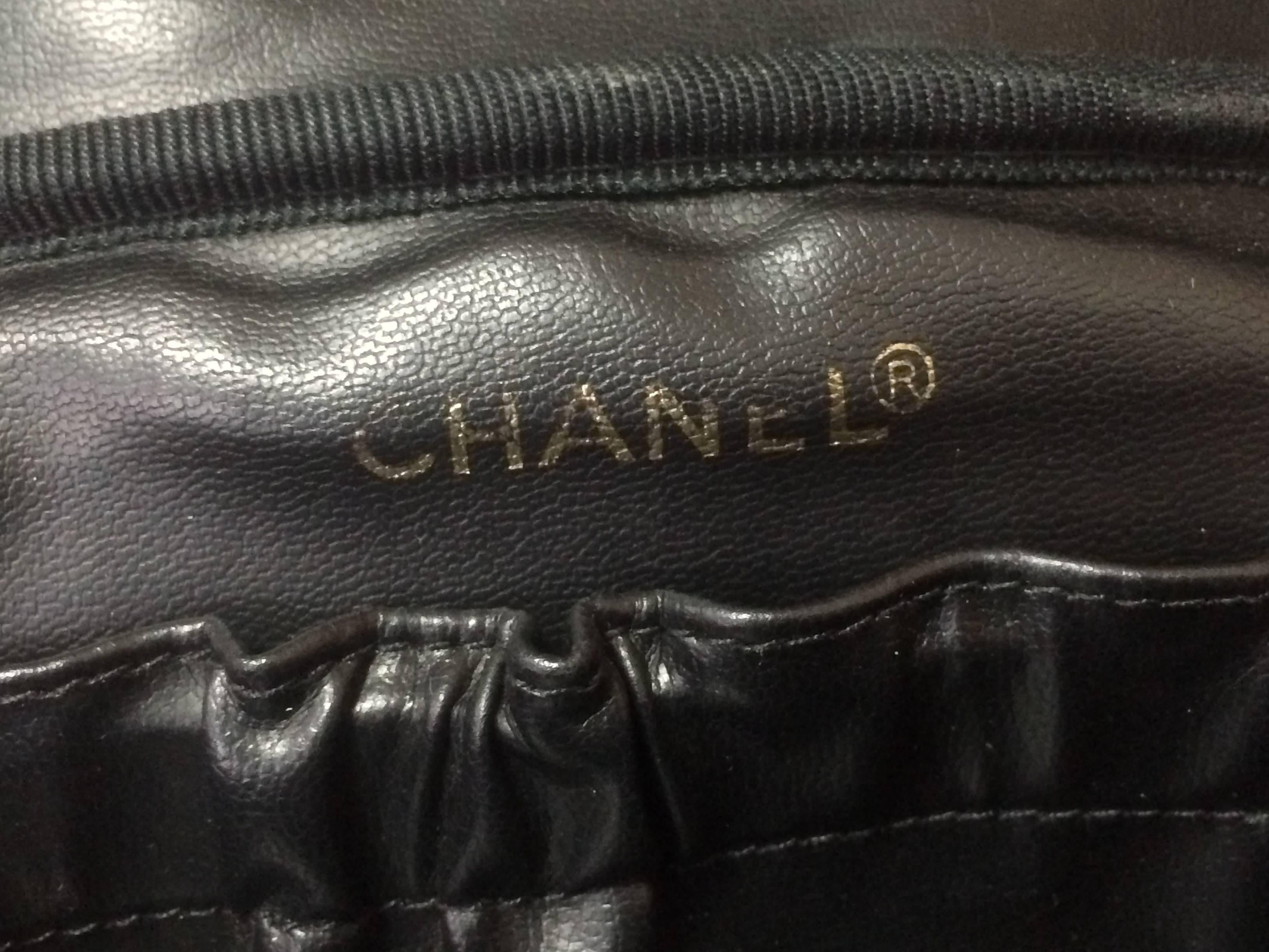 Vintage CHANEL caviarskin cosmetic and toiletry black purse. Classic vanity bag. 4