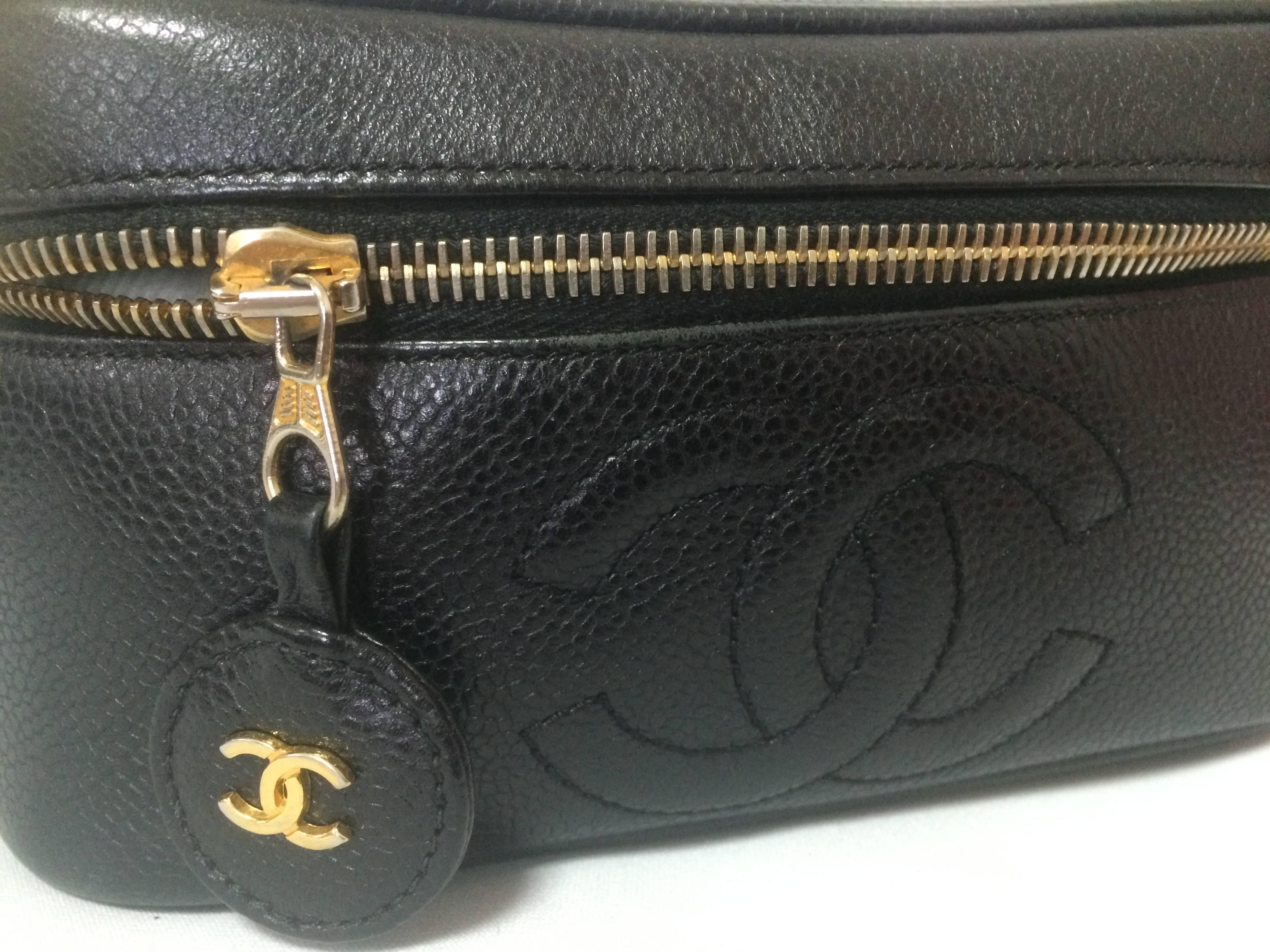 Vintage CHANEL caviarskin cosmetic and toiletry black purse. Classic vanity bag. In Excellent Condition In Kashiwa, Chiba