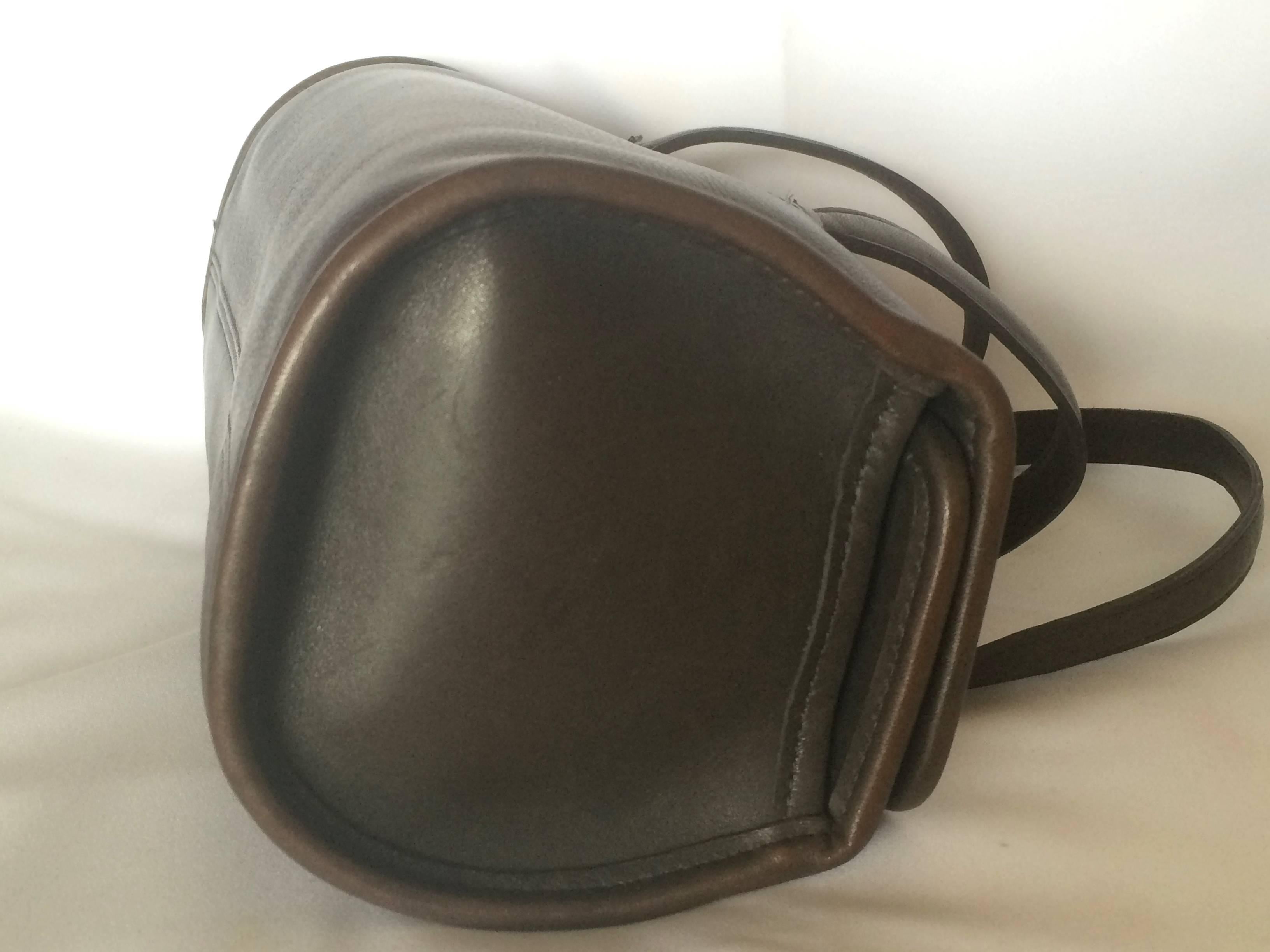 Gray 80's Vintage COACH dark brown leather shoulder bag, handbag in unique drum shape For Sale