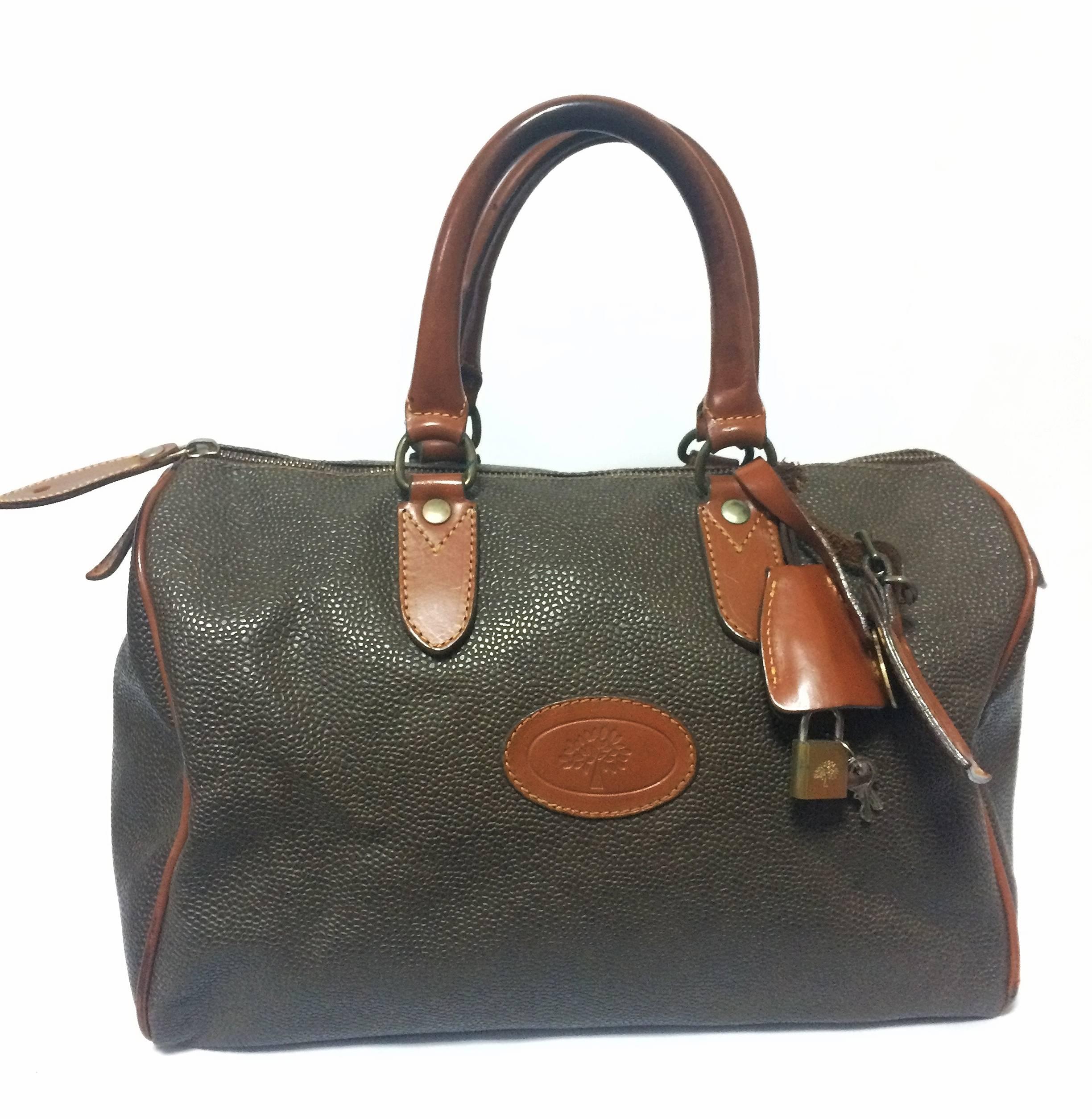 1990s. Vintage Mulberry khaki green scotchgrain duffle purse with brown leather trimmings. Unisex use for daily use. work school bag. Speedy style.

This is a sophisticated vintage piece, speedy style duffle bag from Mulberry in the early 90s.