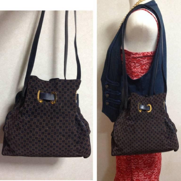Vintage Gucci navy and brown suede leather mini hobo bucket shoulder bag. Rare 5