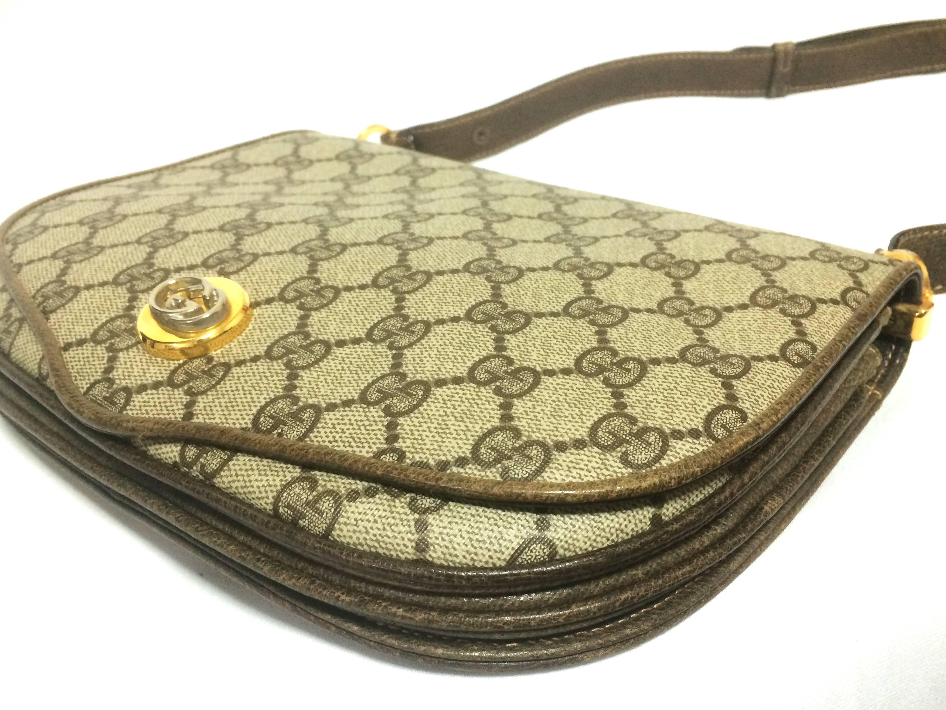 Vintage Gucci brown monogram shoulder bag with golden and silver tone GG closure In Good Condition In Kashiwa, Chiba