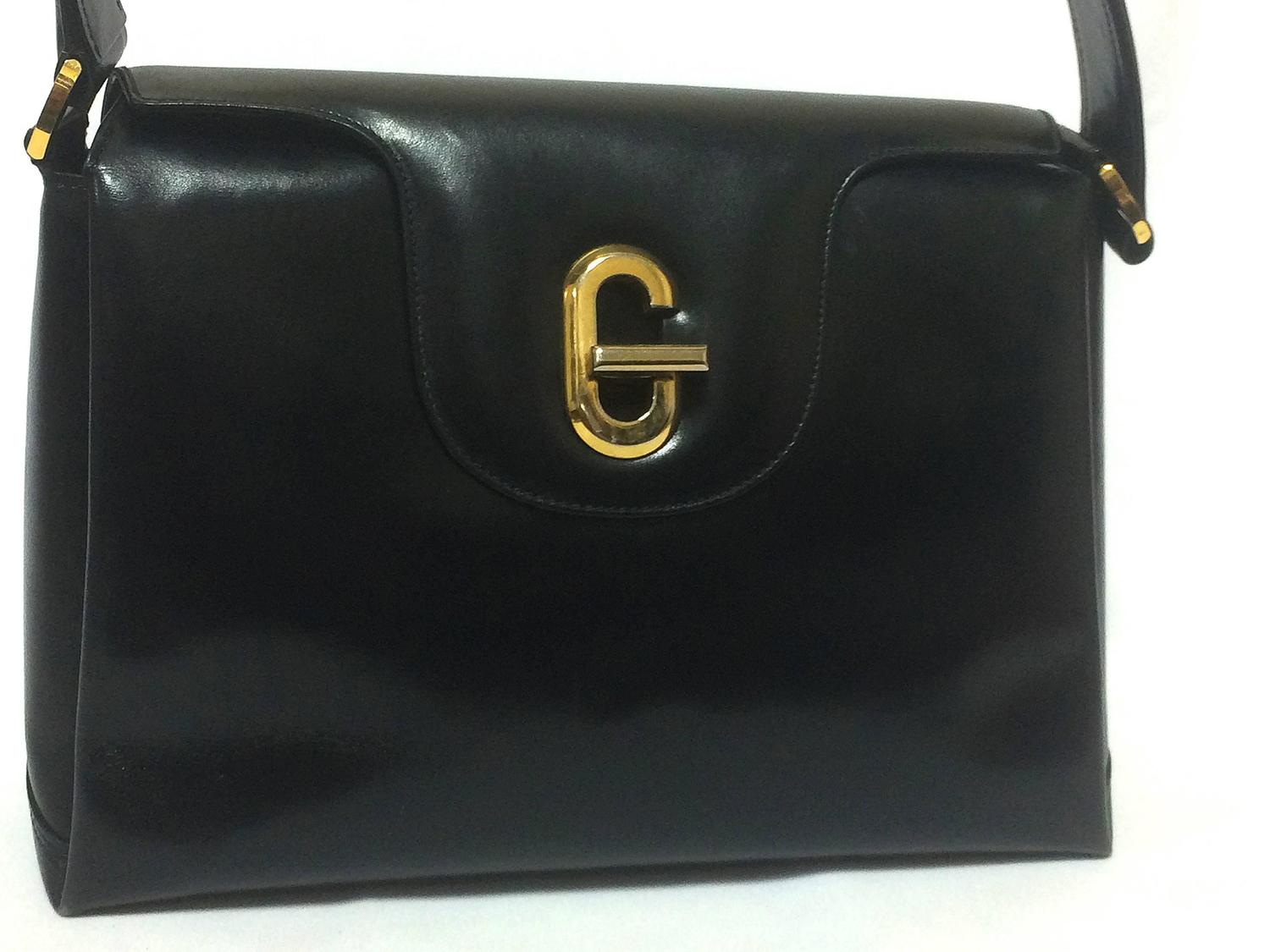 Vintage Gucci black leather classic design handbag purse with G hardware closure at 1stdibs