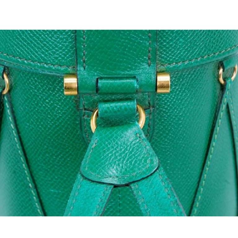 Vintage Hermes green Courchevel grained drum shape shoulder bag, fun purse. Rare In Excellent Condition For Sale In Kashiwa, Chiba