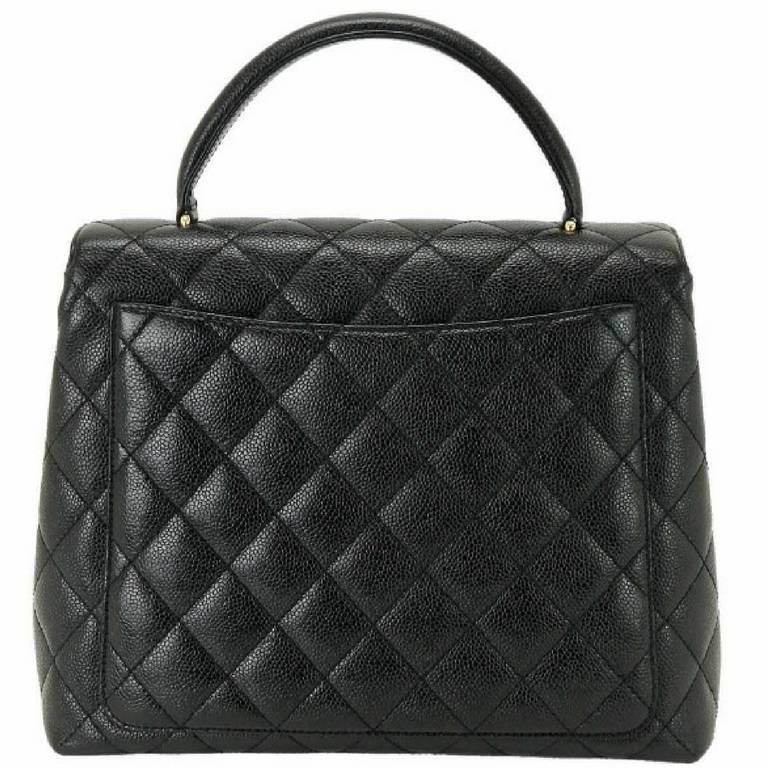 Black Vintage CHANEL black caviar leather kelly handbag with golden CC closure.