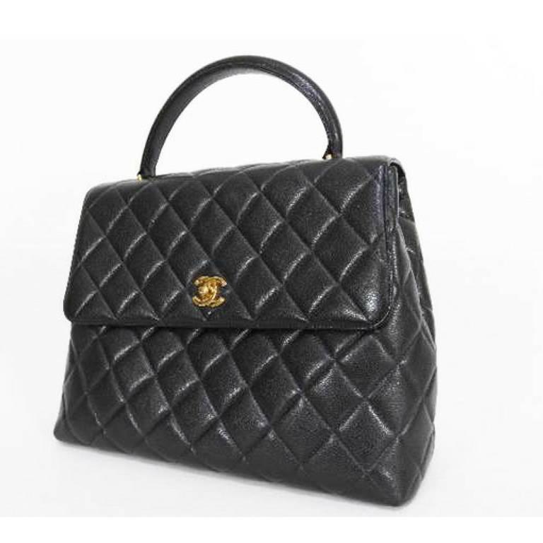 Vintage CHANEL black caviar leather kelly handbag with golden CC closure. 3